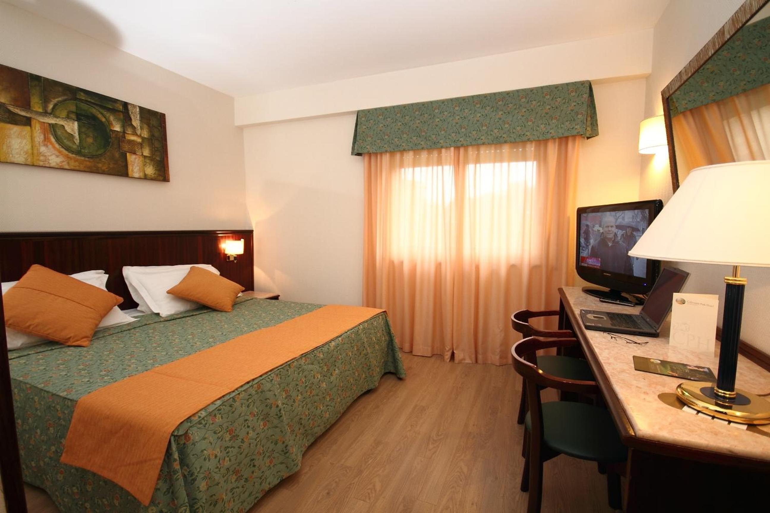 Classic Double Room with City View - Photo 7