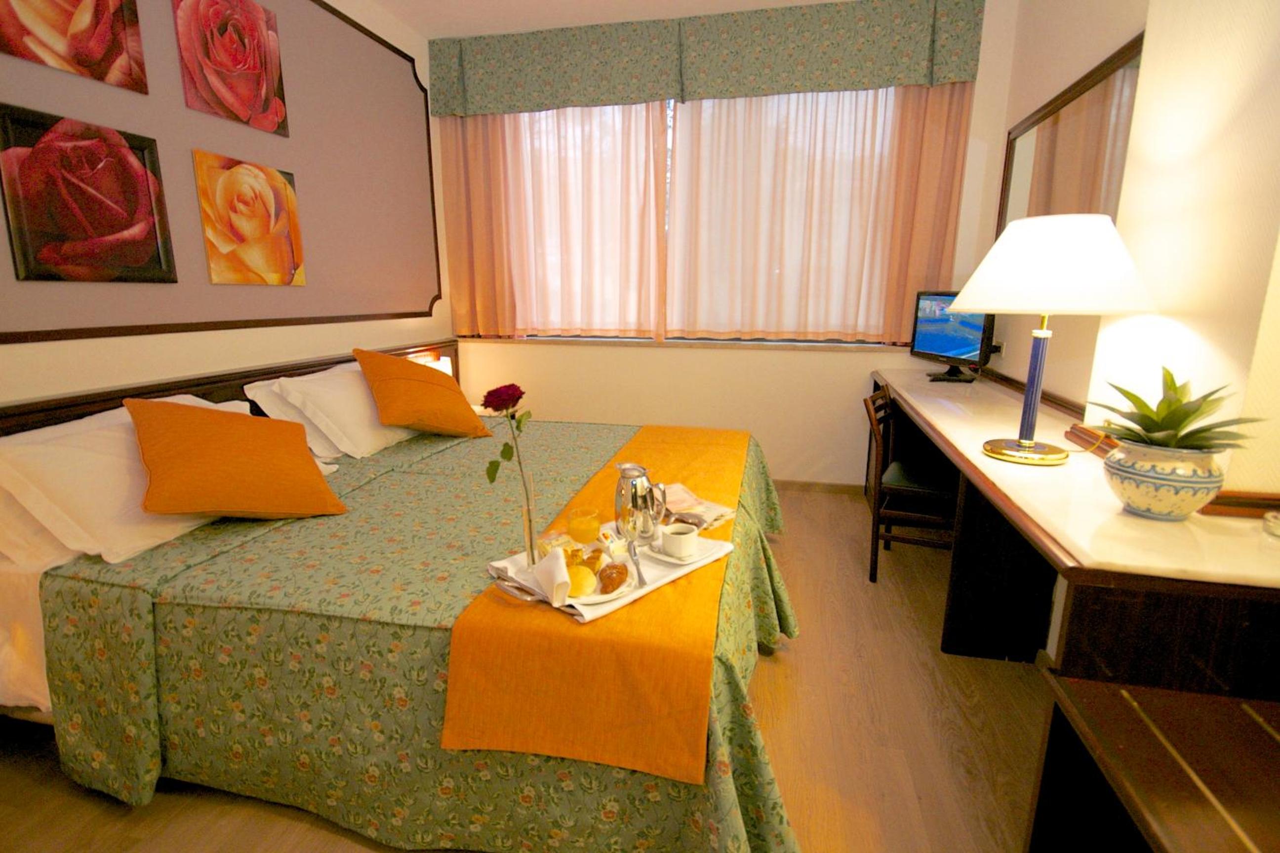 Classic Double Room with City View - Photo 3