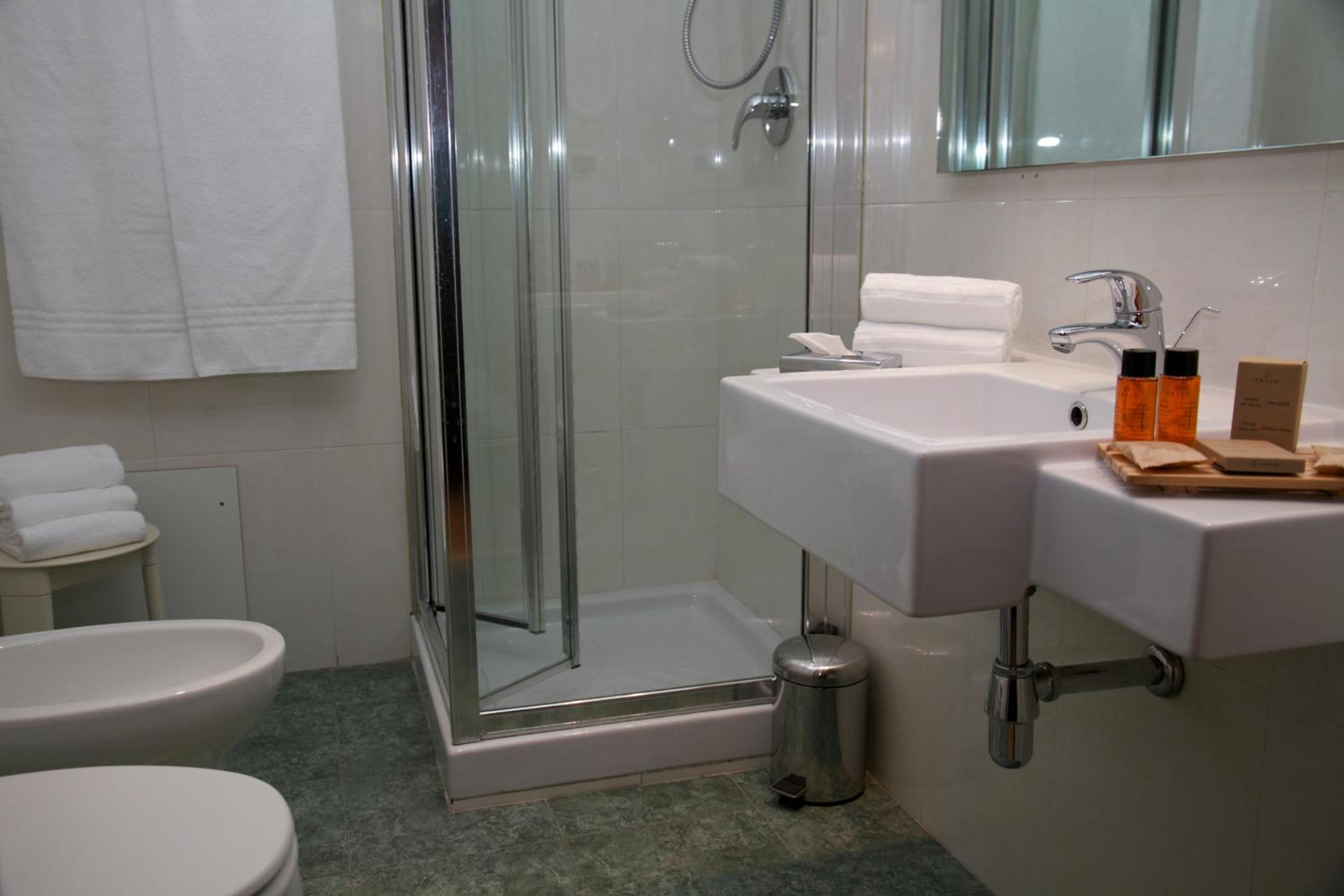 Classic Double Room with City View - Photo 6