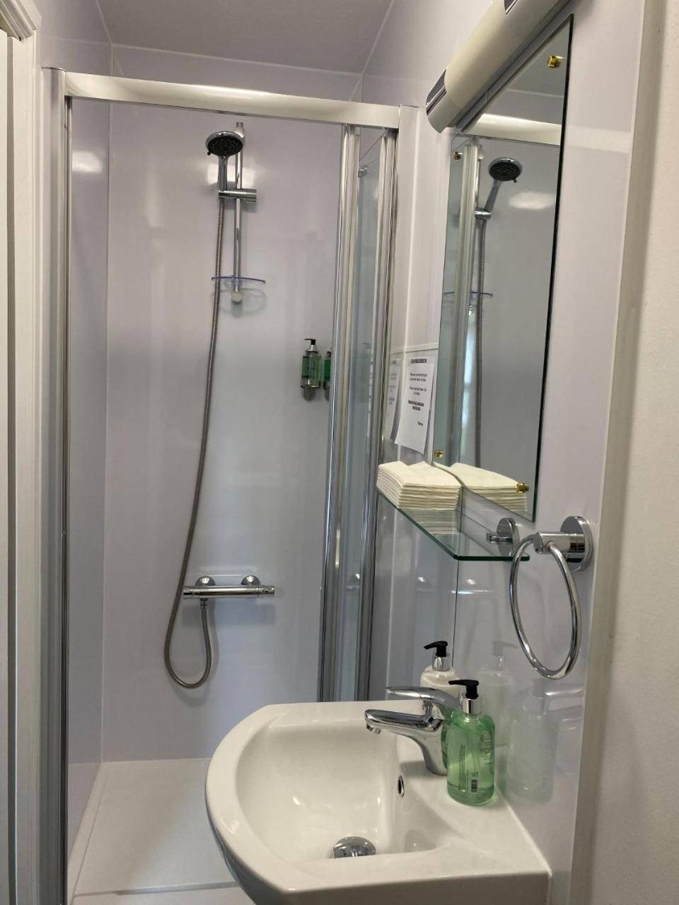 Twin Room with Private Bathroom photo 2