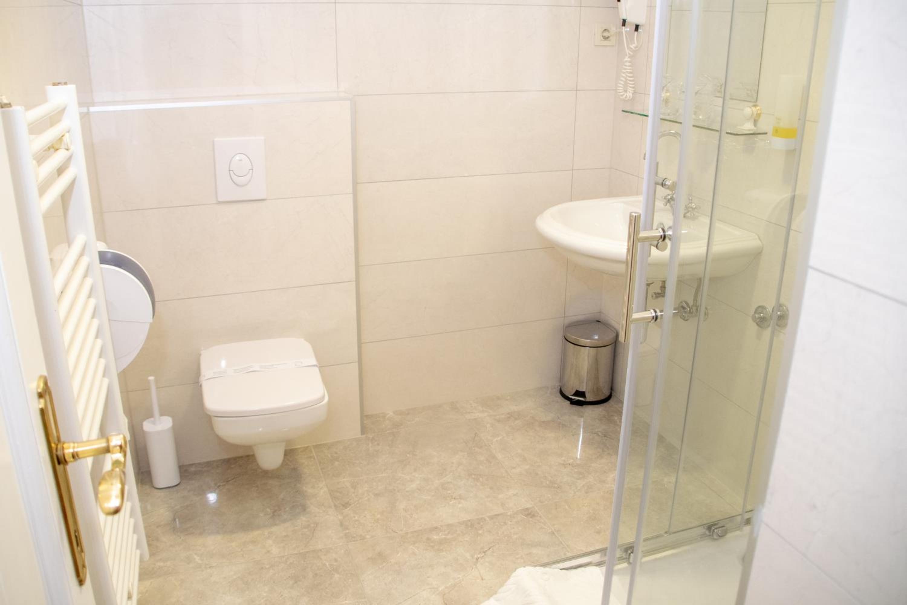 Deluxe Double Room with Extra Bed photo 3