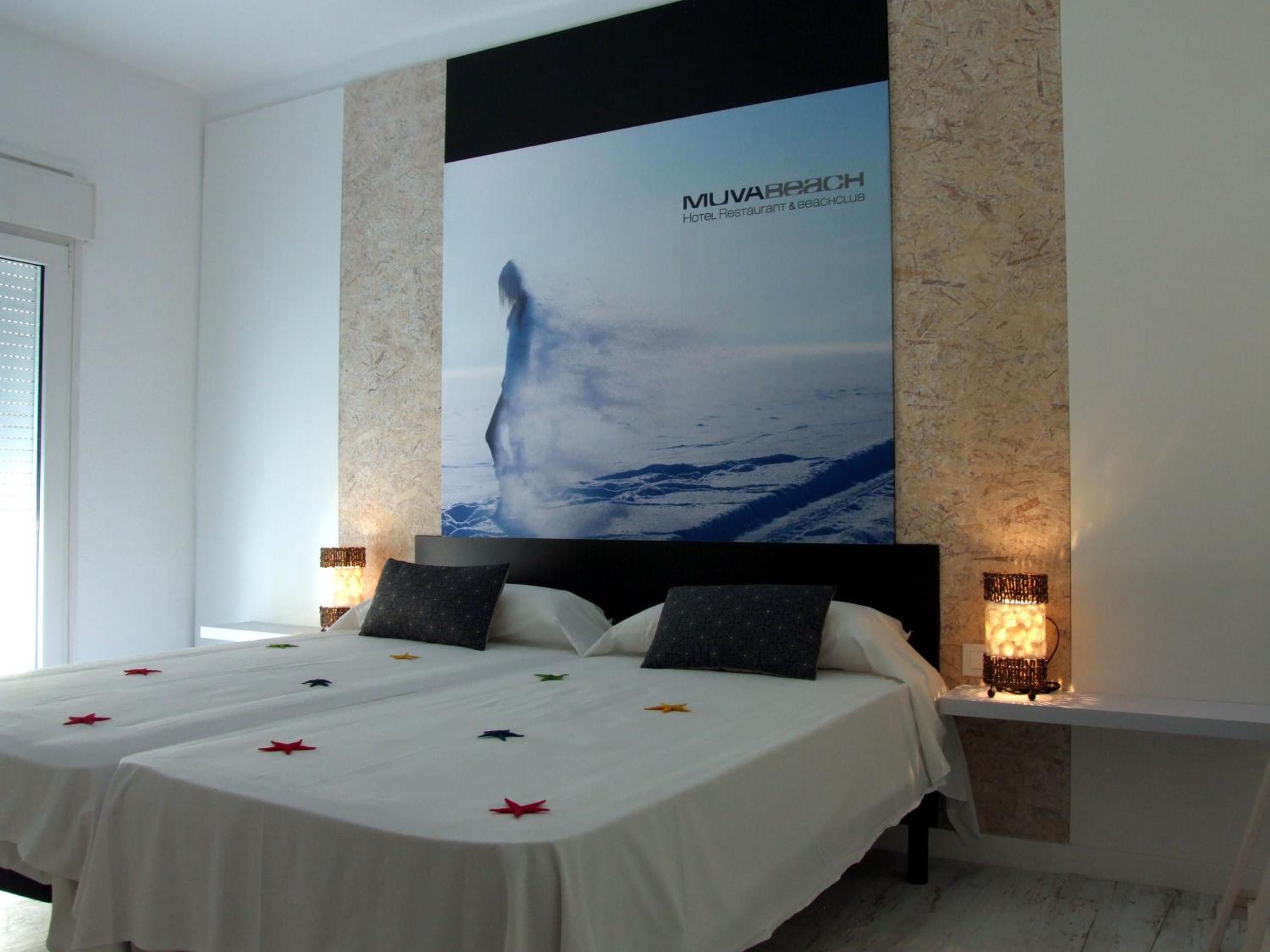 Superior Twin Room with Commercial Street View photo 2