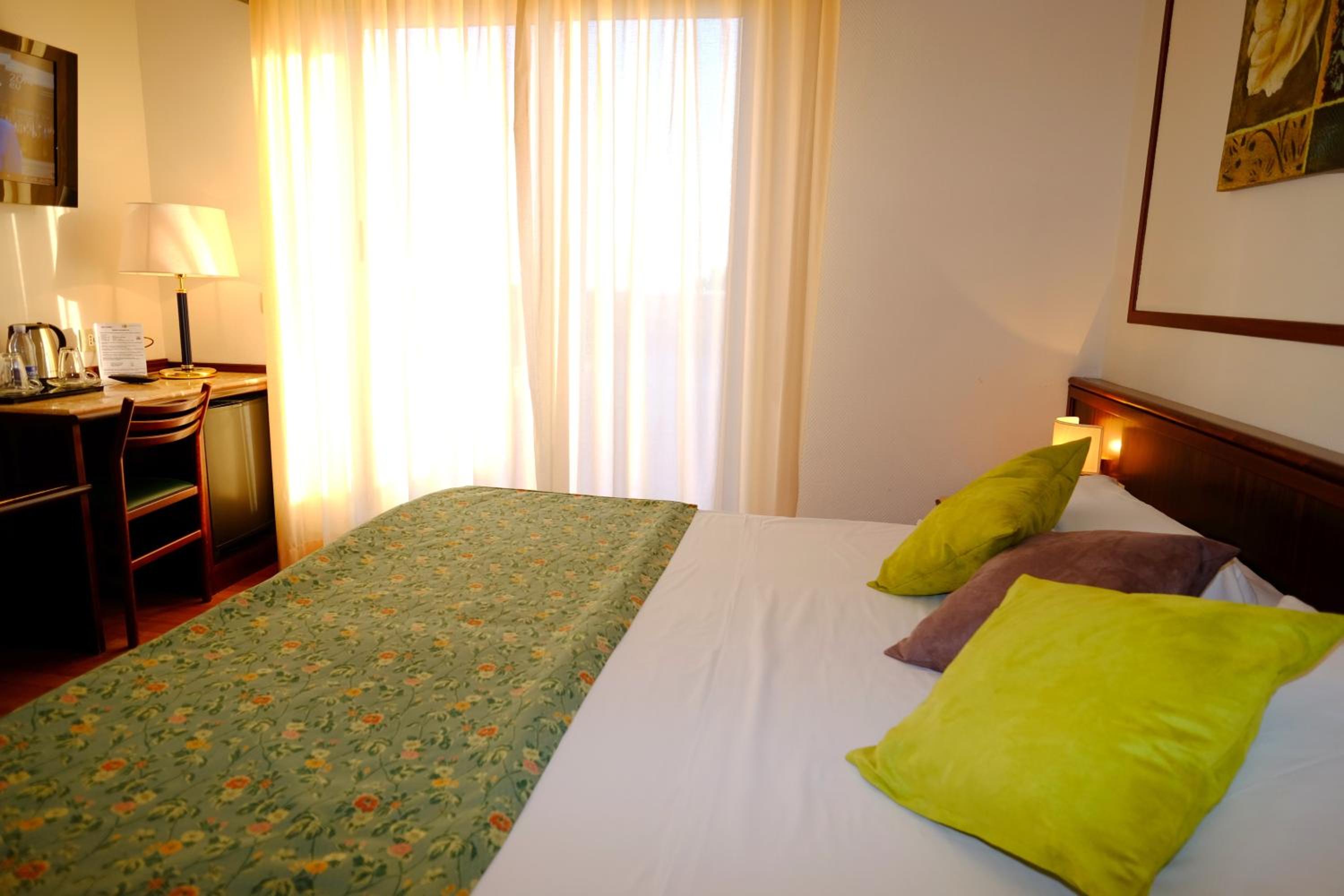 Large Double Room - Photo 3