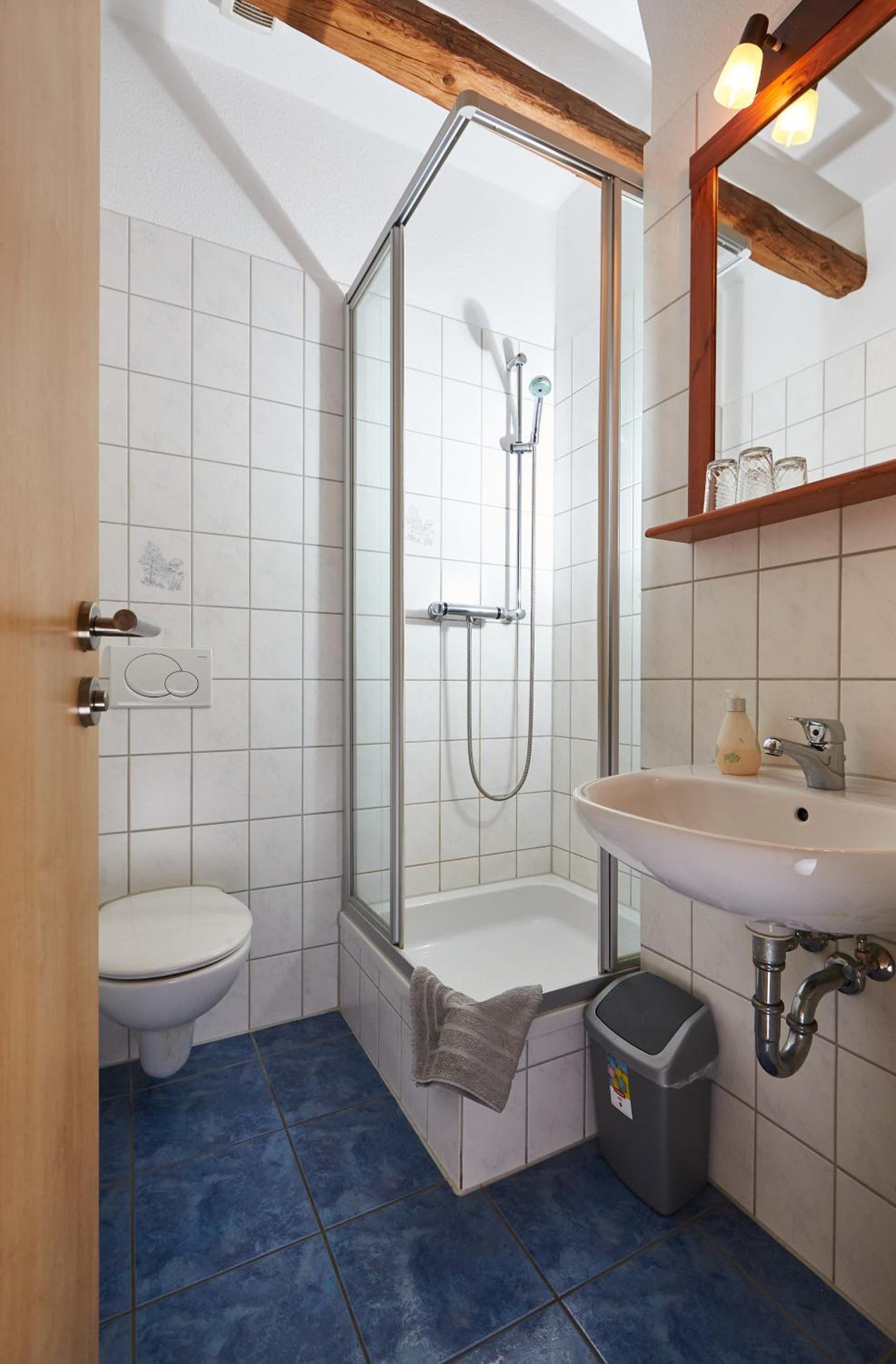 Budget Double Room - Photo 12