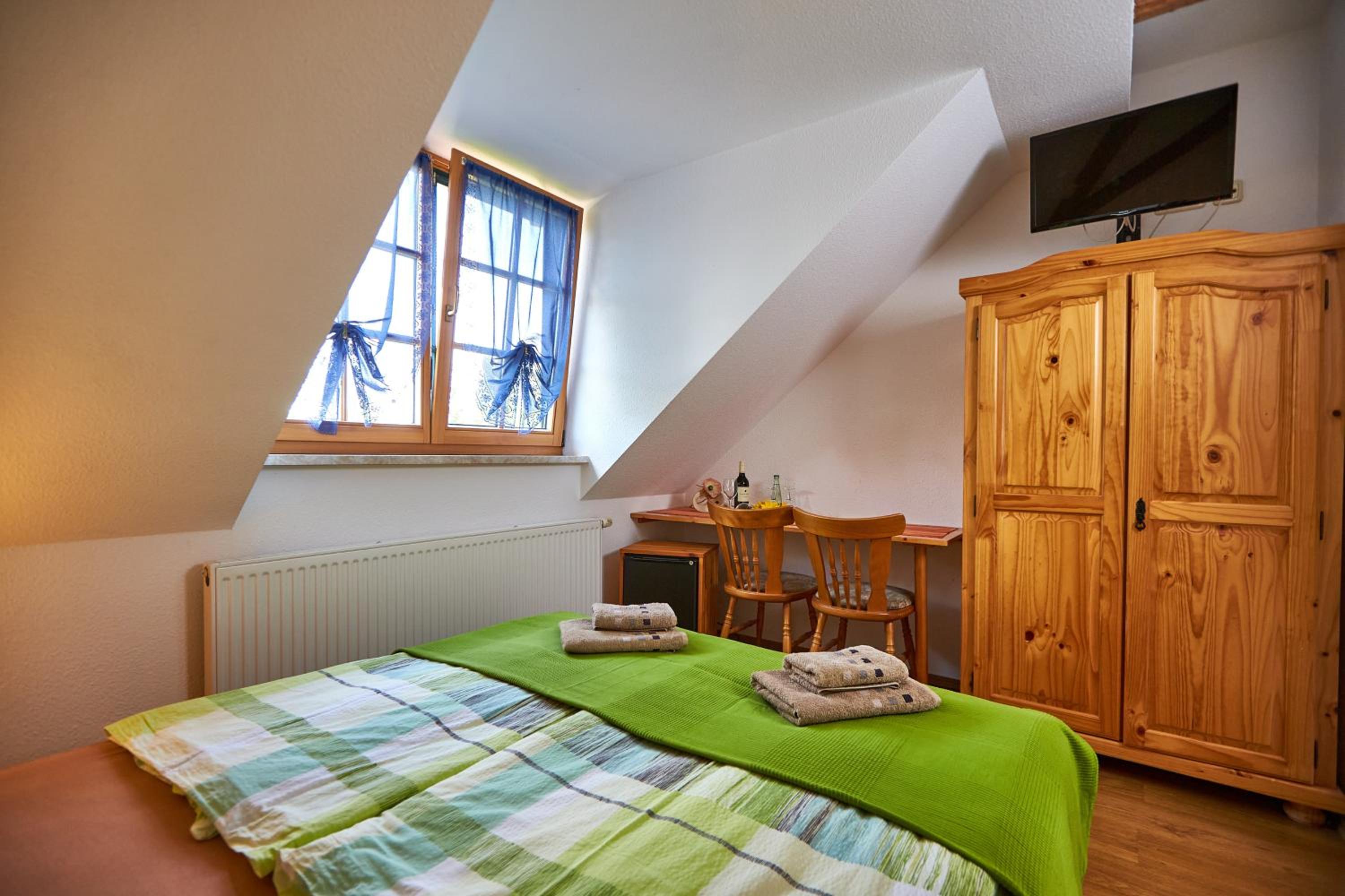 Budget Double Room - Photo 14