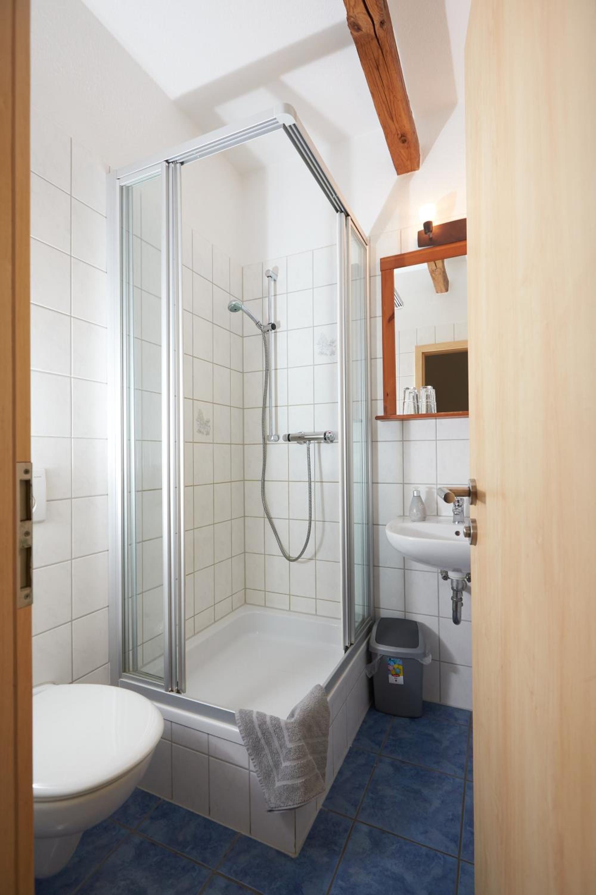 Budget Double Room - Photo 15