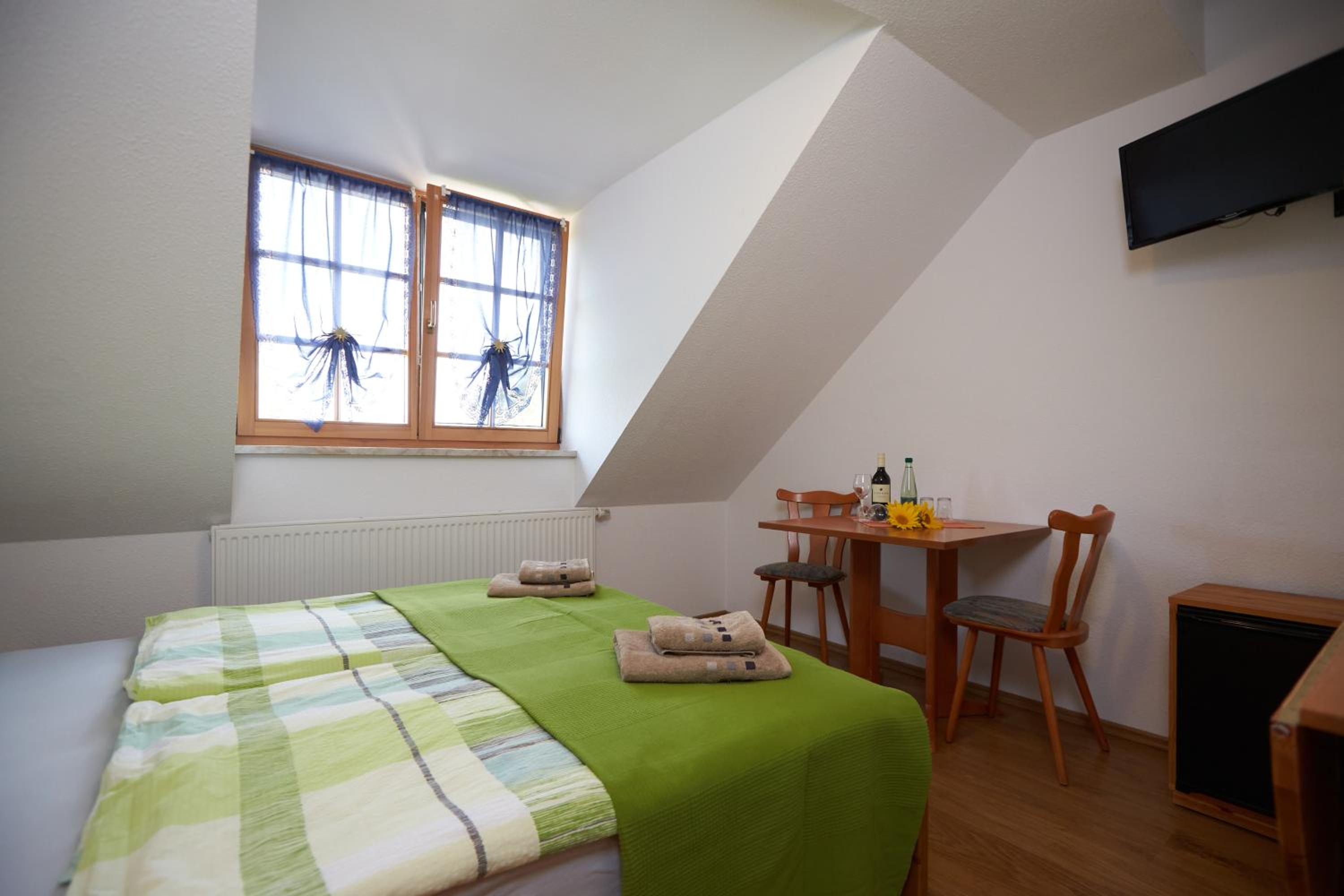 Budget Double Room - Photo 19
