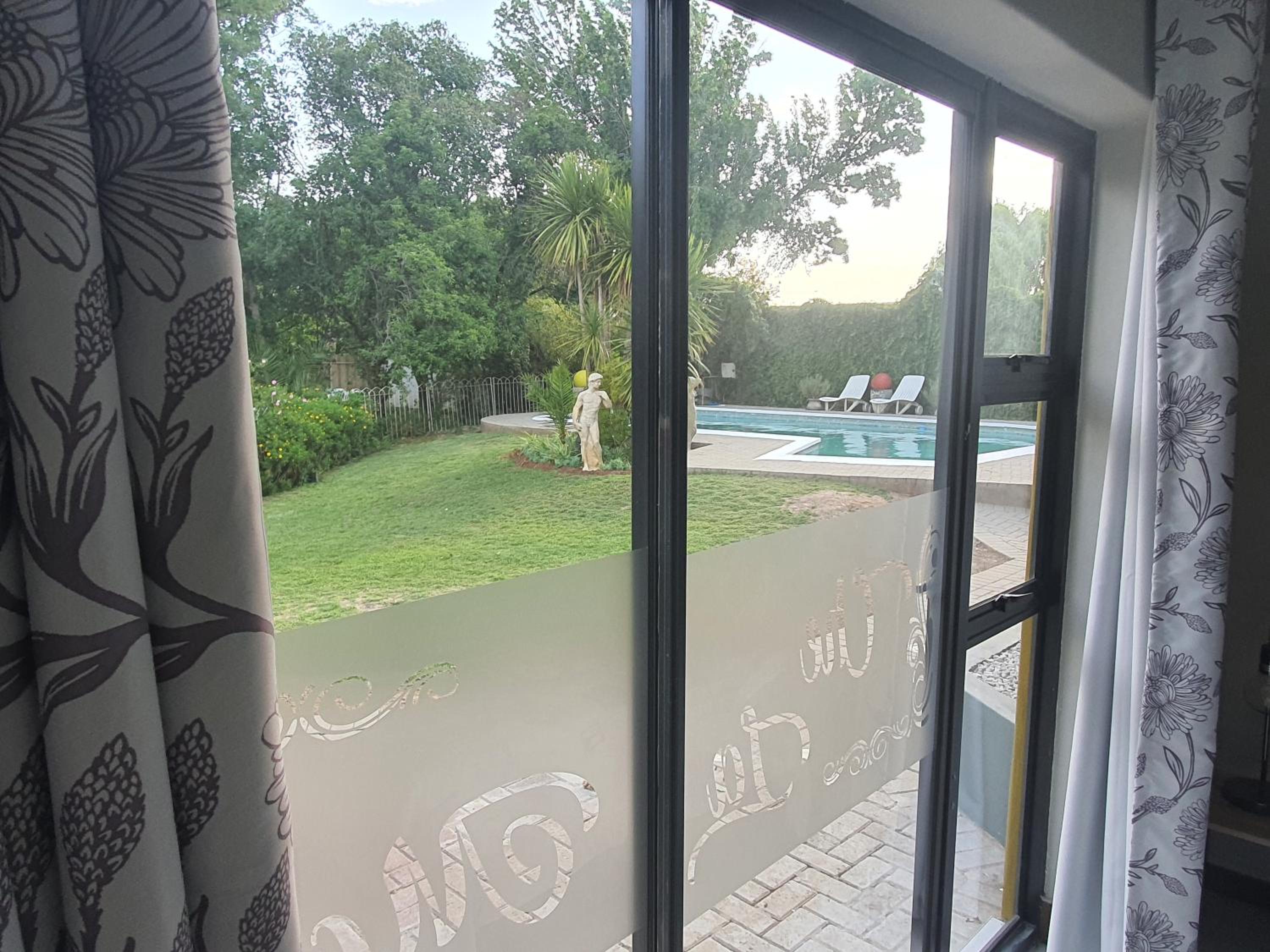 Family Room with Garden View - Photo 8