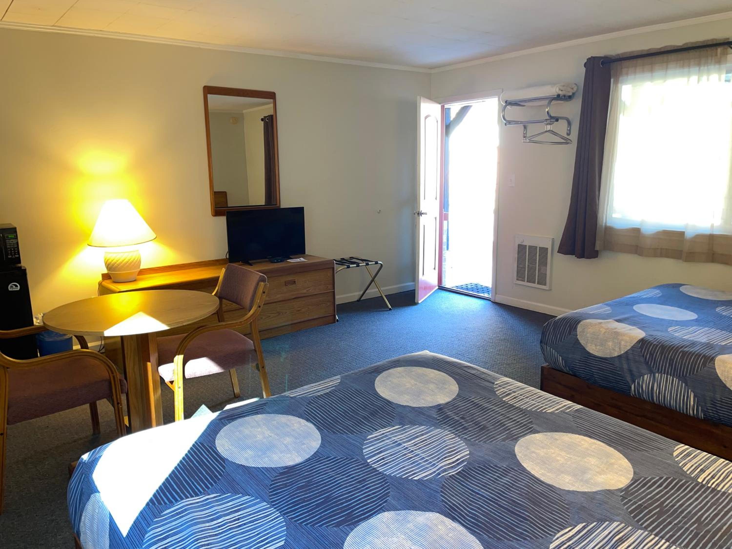 Queen Room with Two Queen Beds - Non-Smoking photo 2