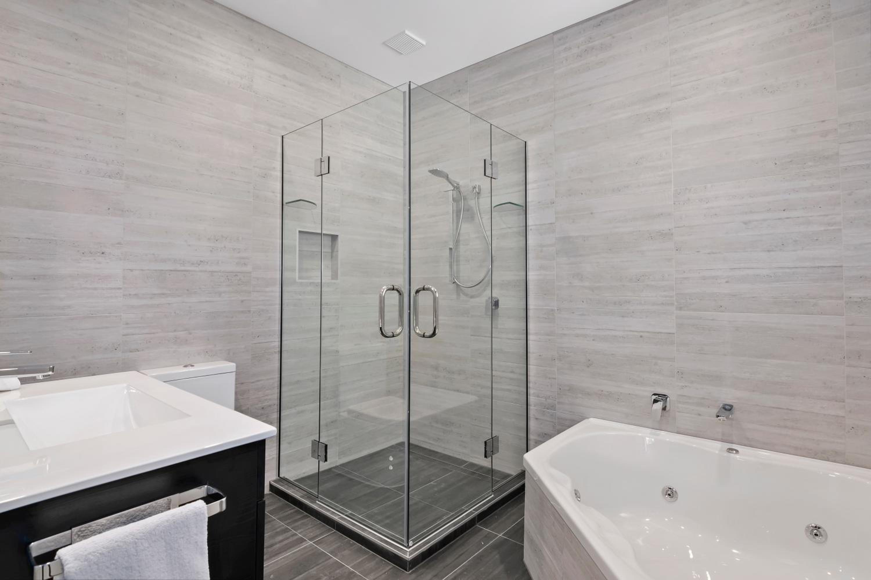 Family Room with Private Bathroom - Photo 3
