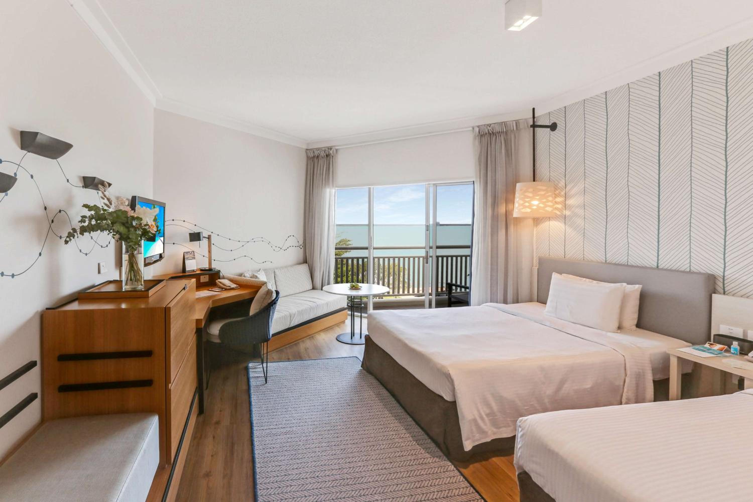 Deluxe Room with Sea View Twin Room - Photo 7