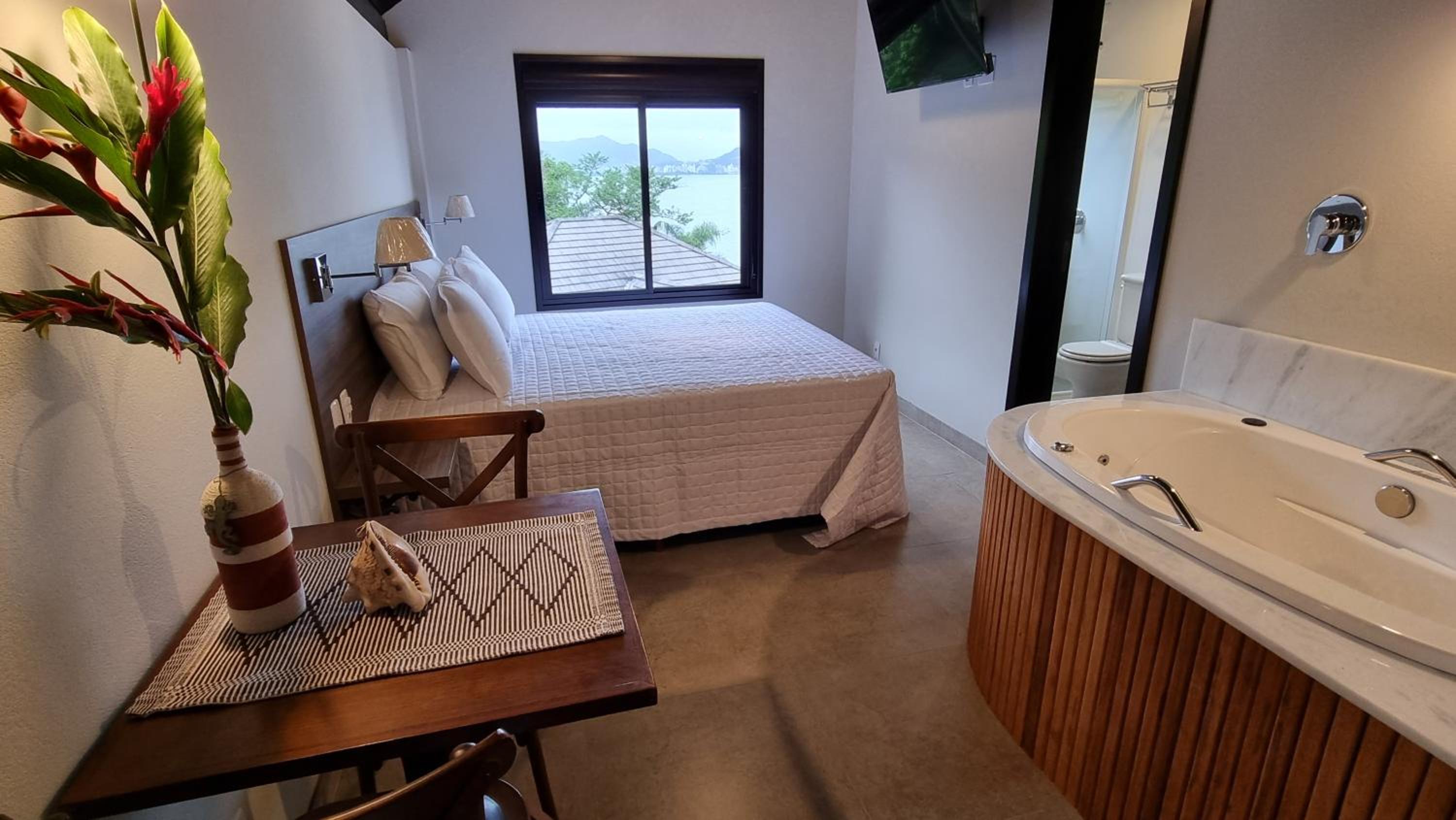 Suite with Hot Tub - Photo 1