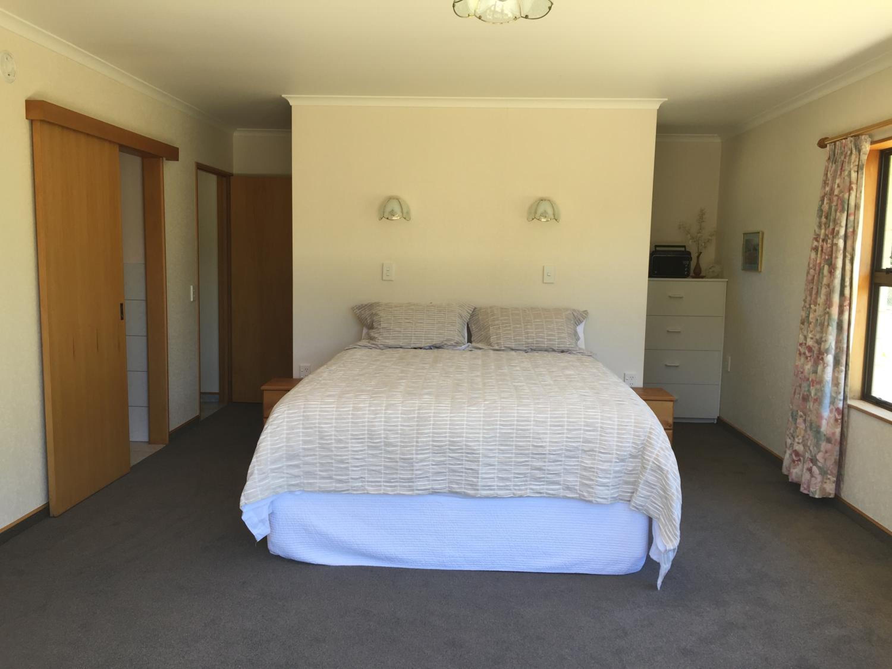 Three-Bedroom House photo 3