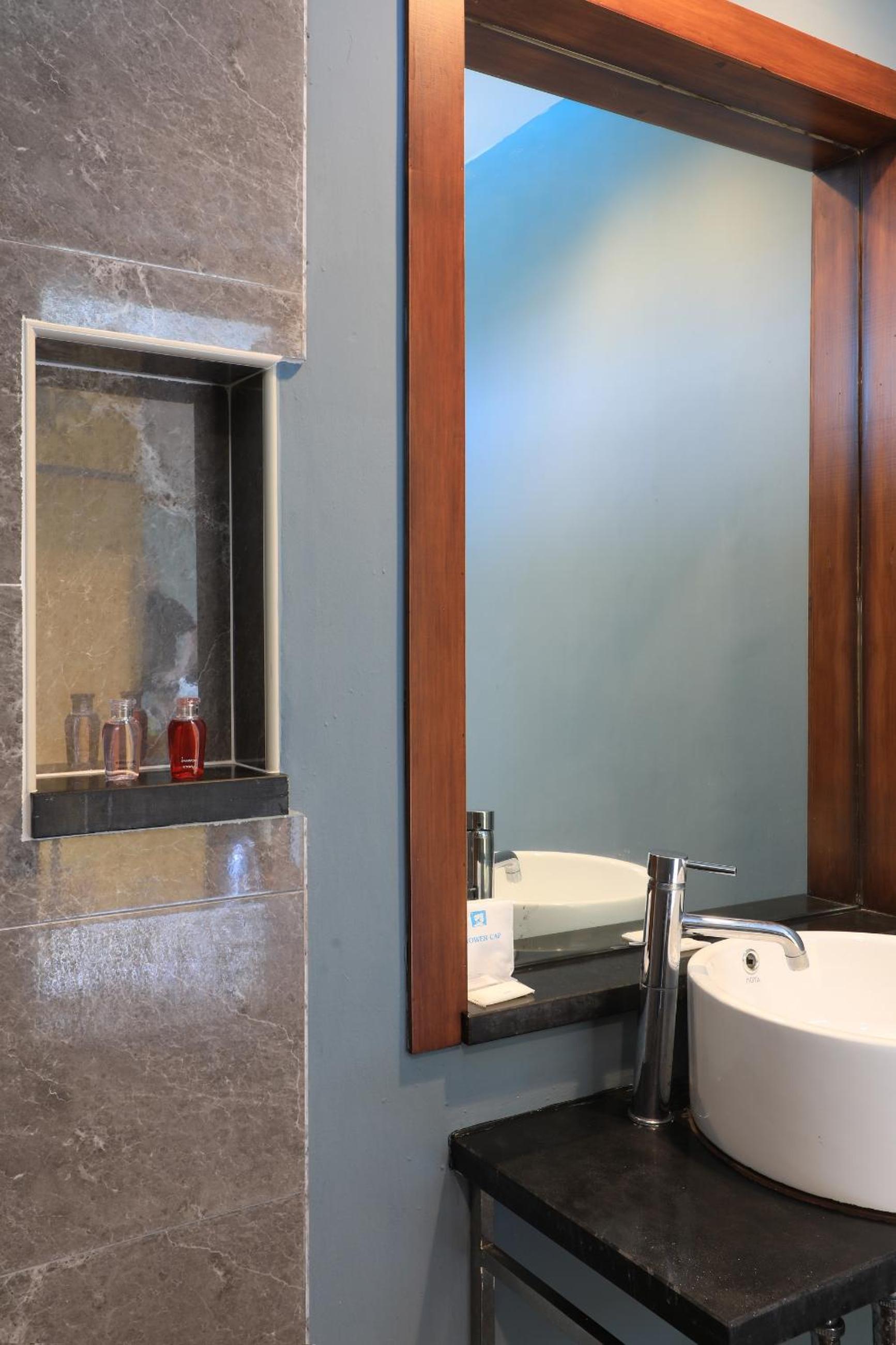 Deluxe Double Room with Balcony - Photo 3