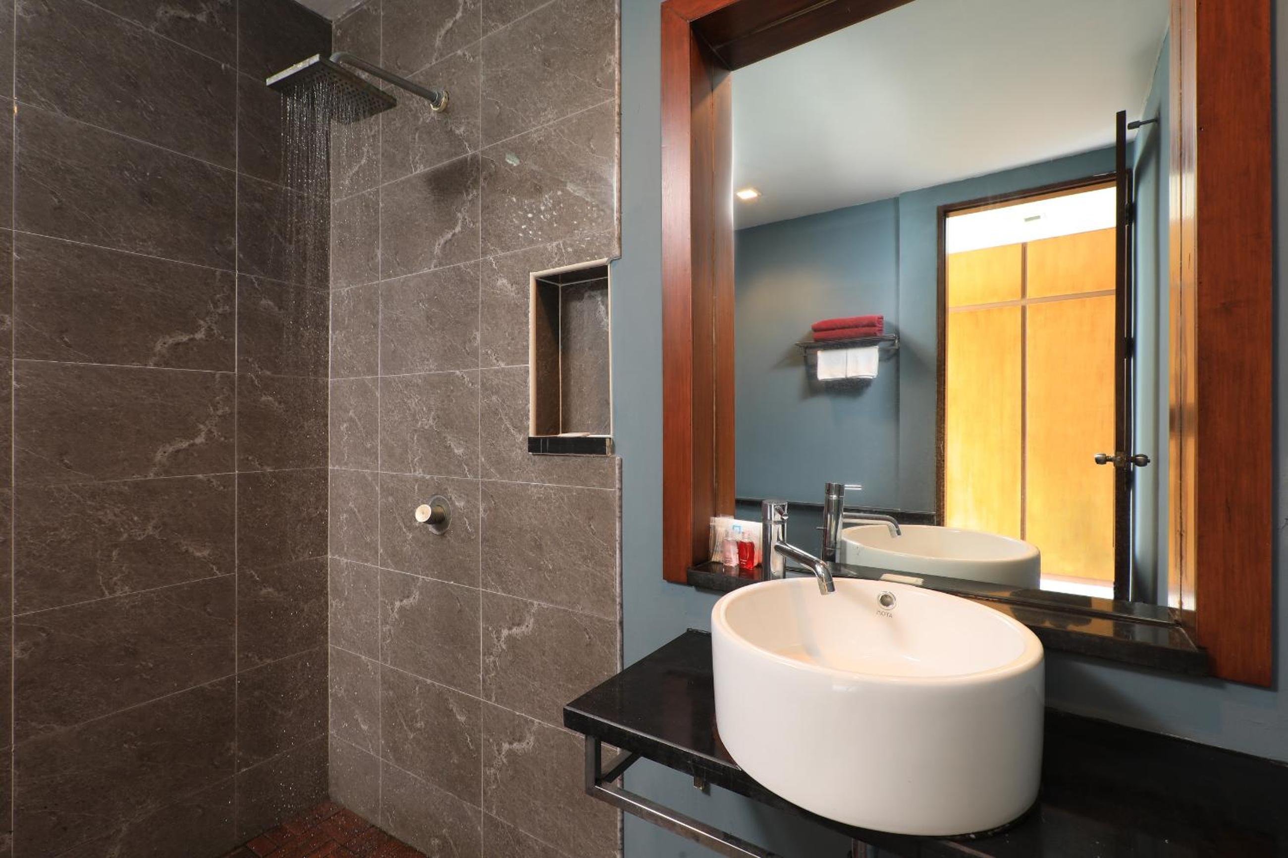 Deluxe Double Room with Balcony - Photo 2
