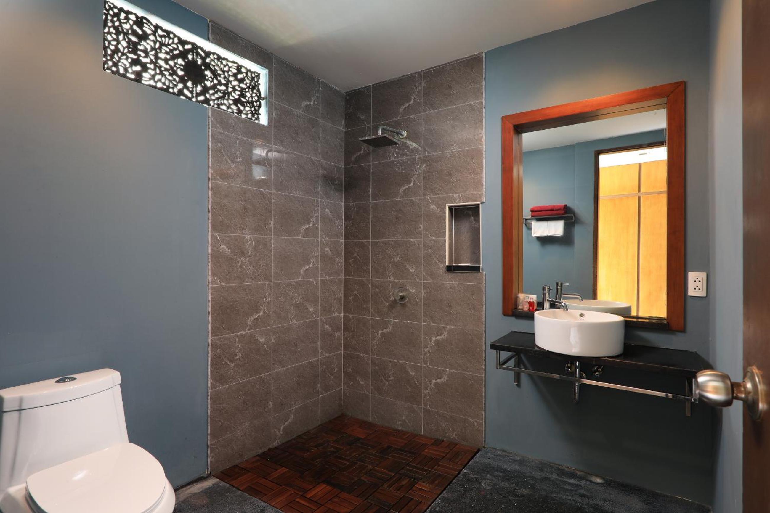 Deluxe Double Room with Balcony - Photo 7