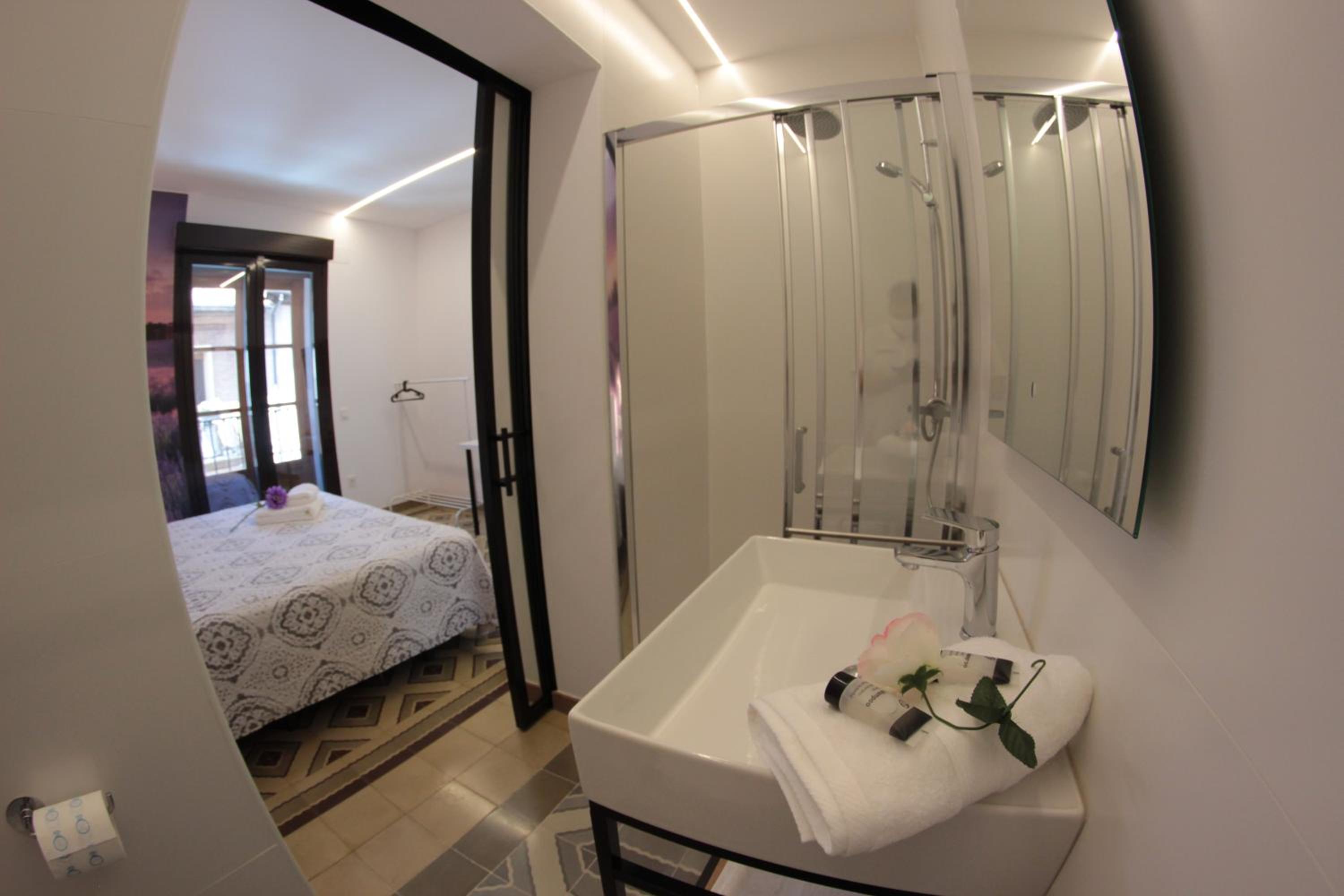 Deluxe Double Room with Balcony - Photo 5