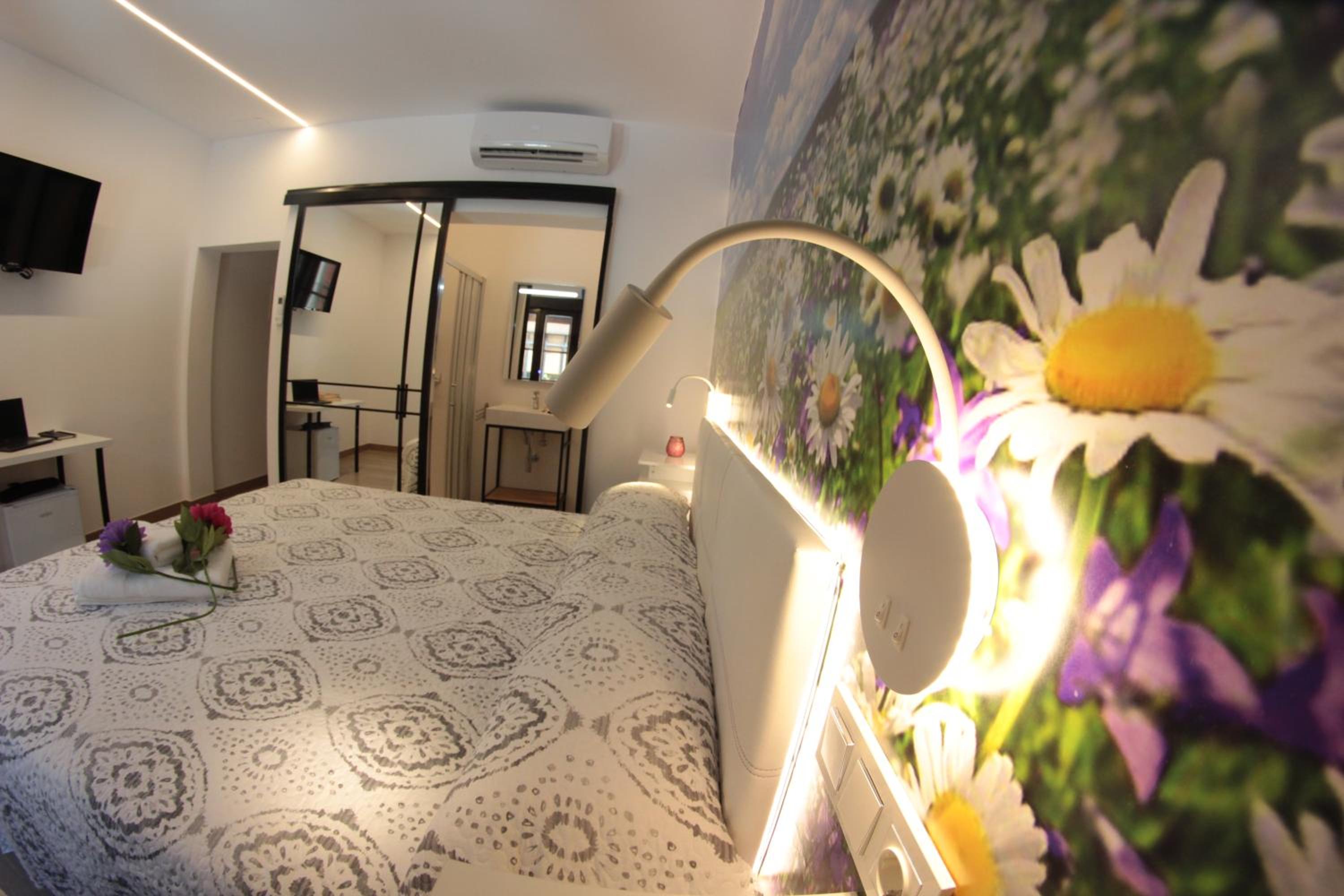 Deluxe Double Room with Balcony - Photo 7