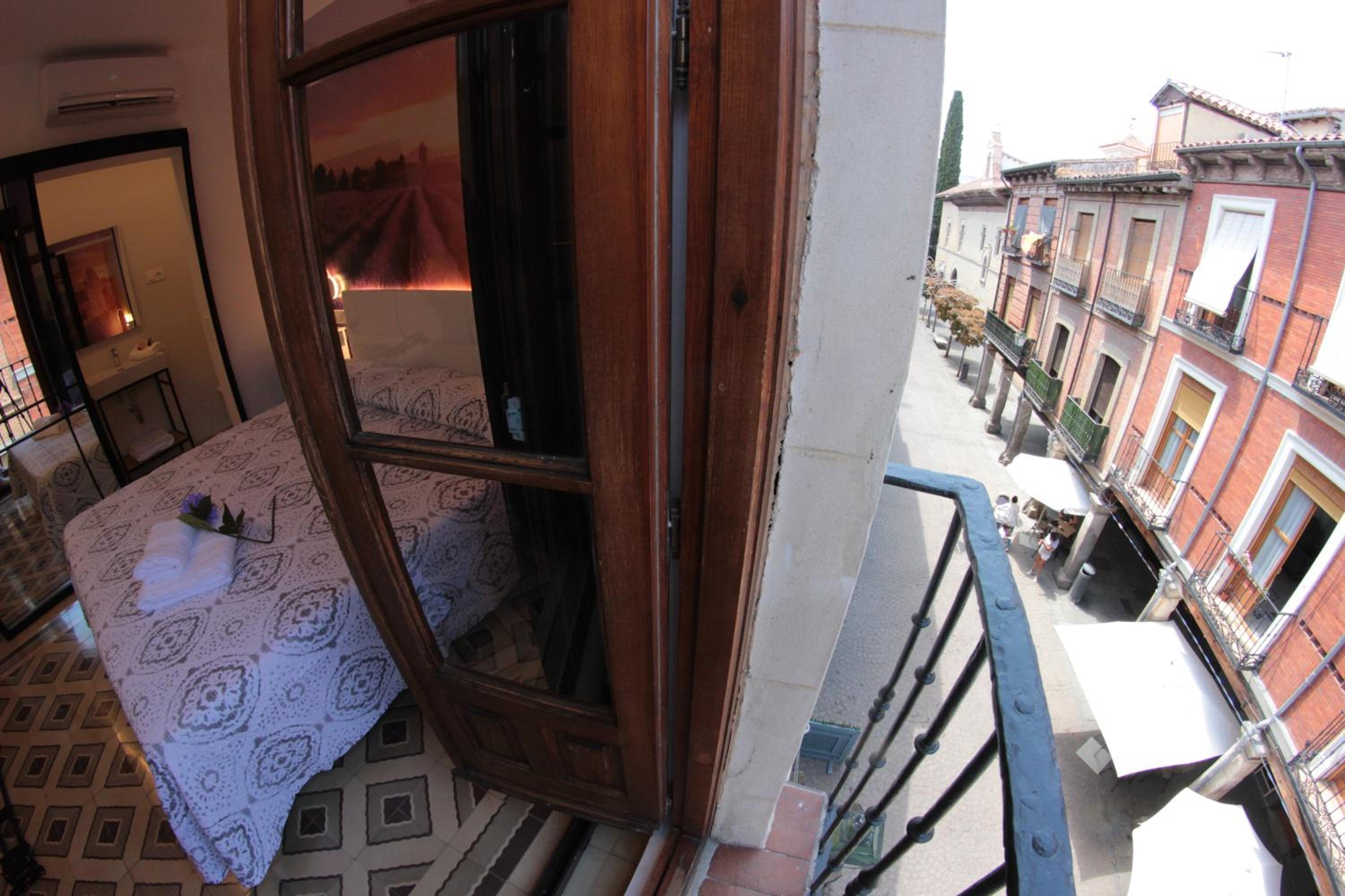 Deluxe Double Room with Balcony - Photo 9