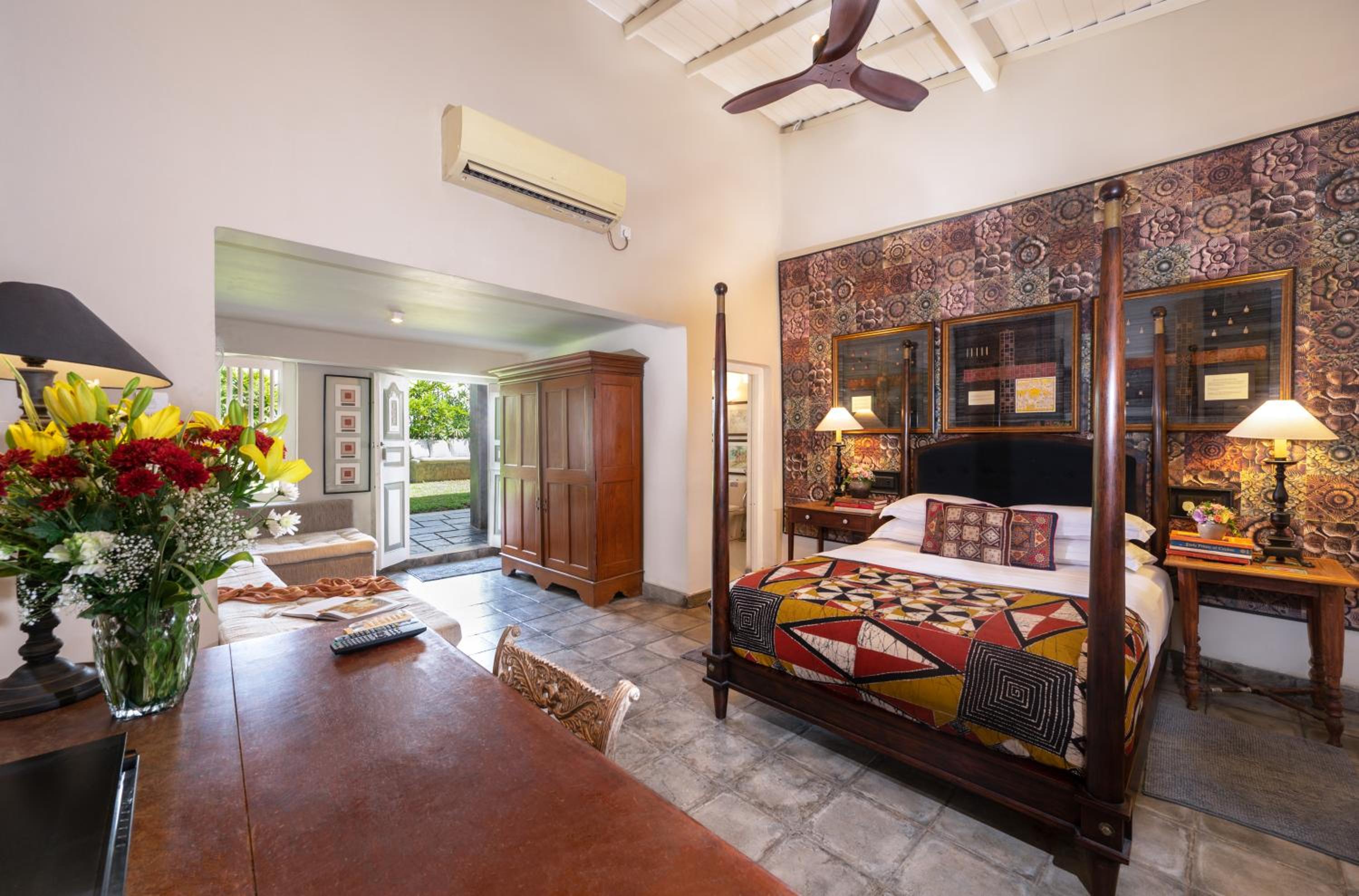Gallery Room with Garden Access