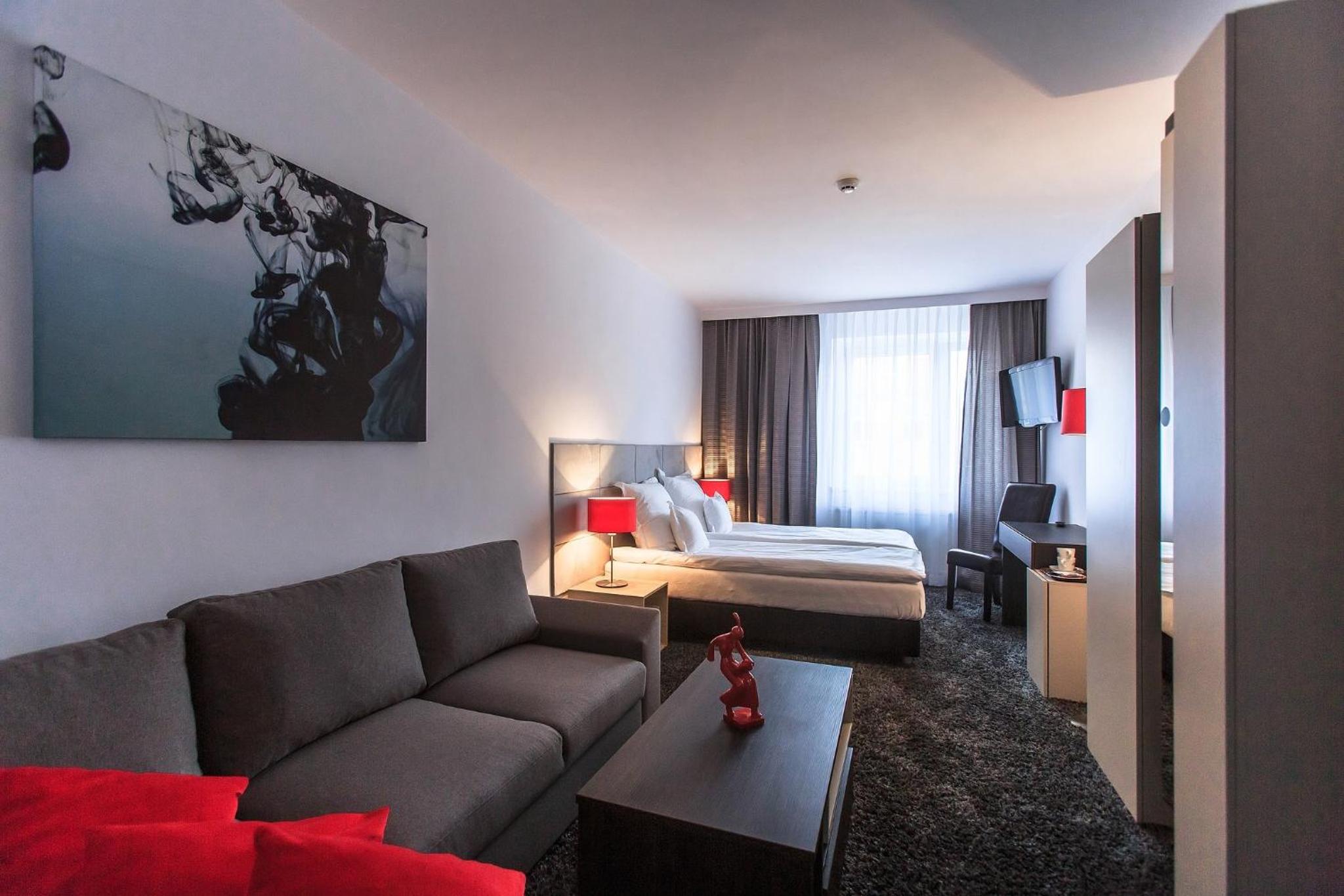 Deluxe Double Room with City View - Photo 3