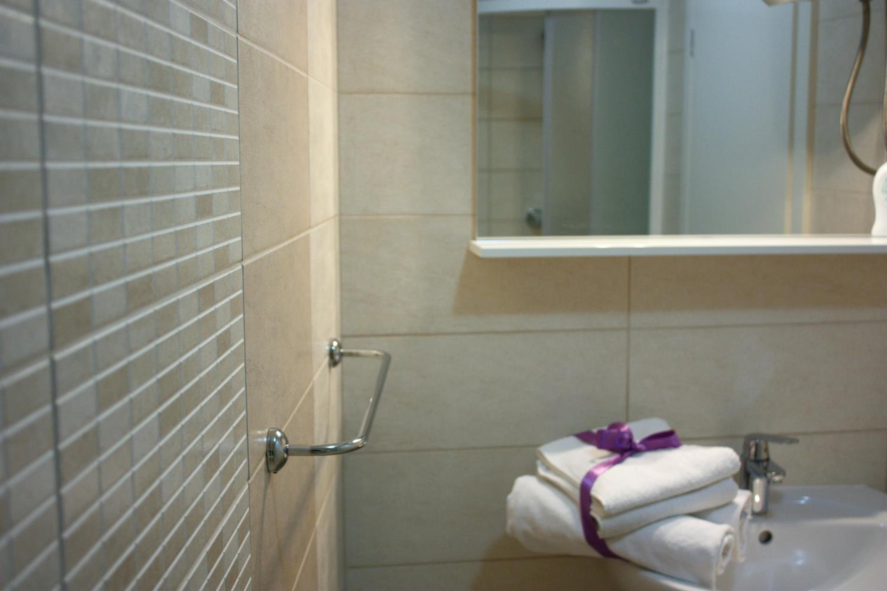 Standard Double Room - Photo 9