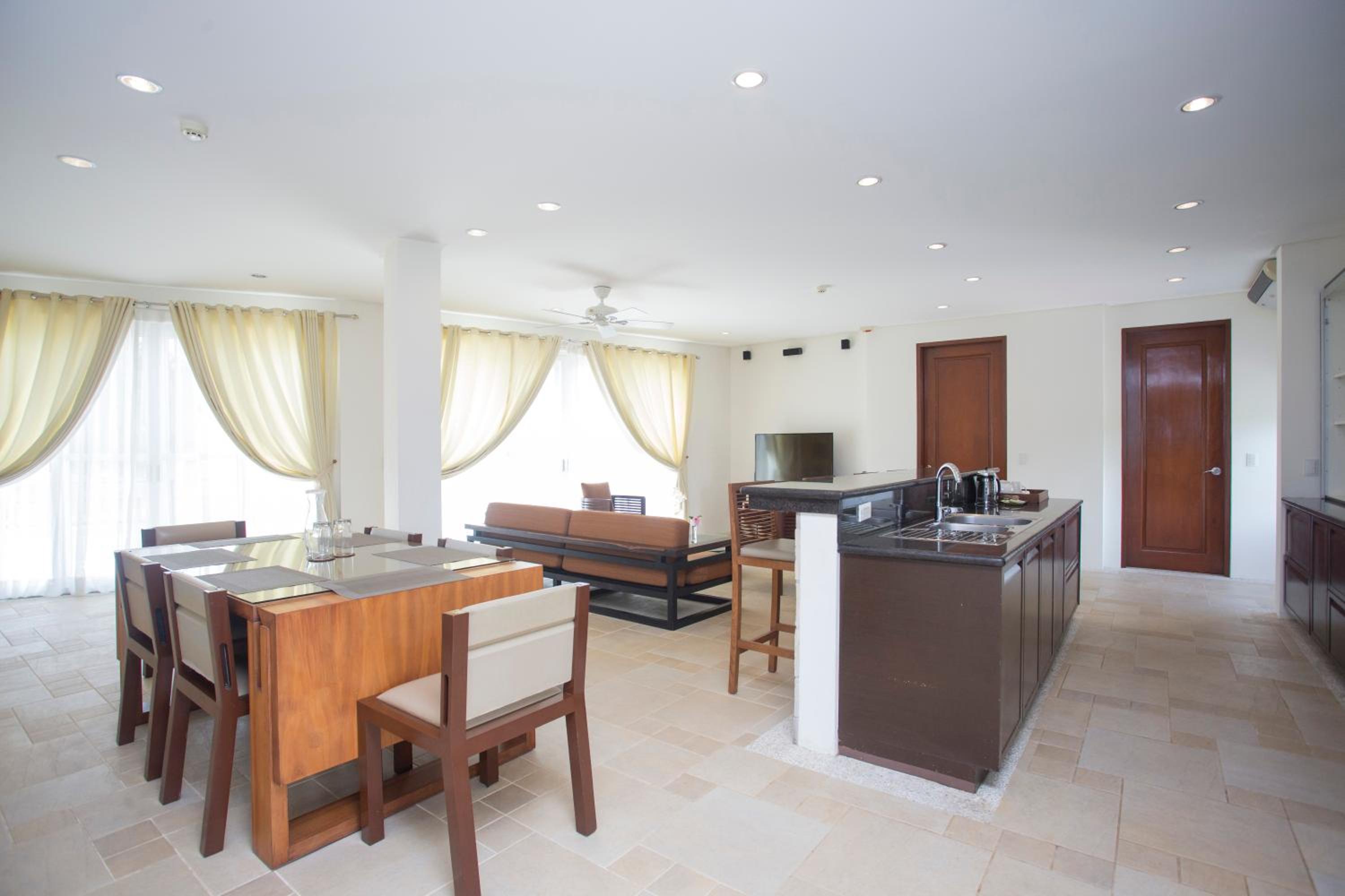 2 Bedroom Family Suite with Jacuzzi - Photo 3