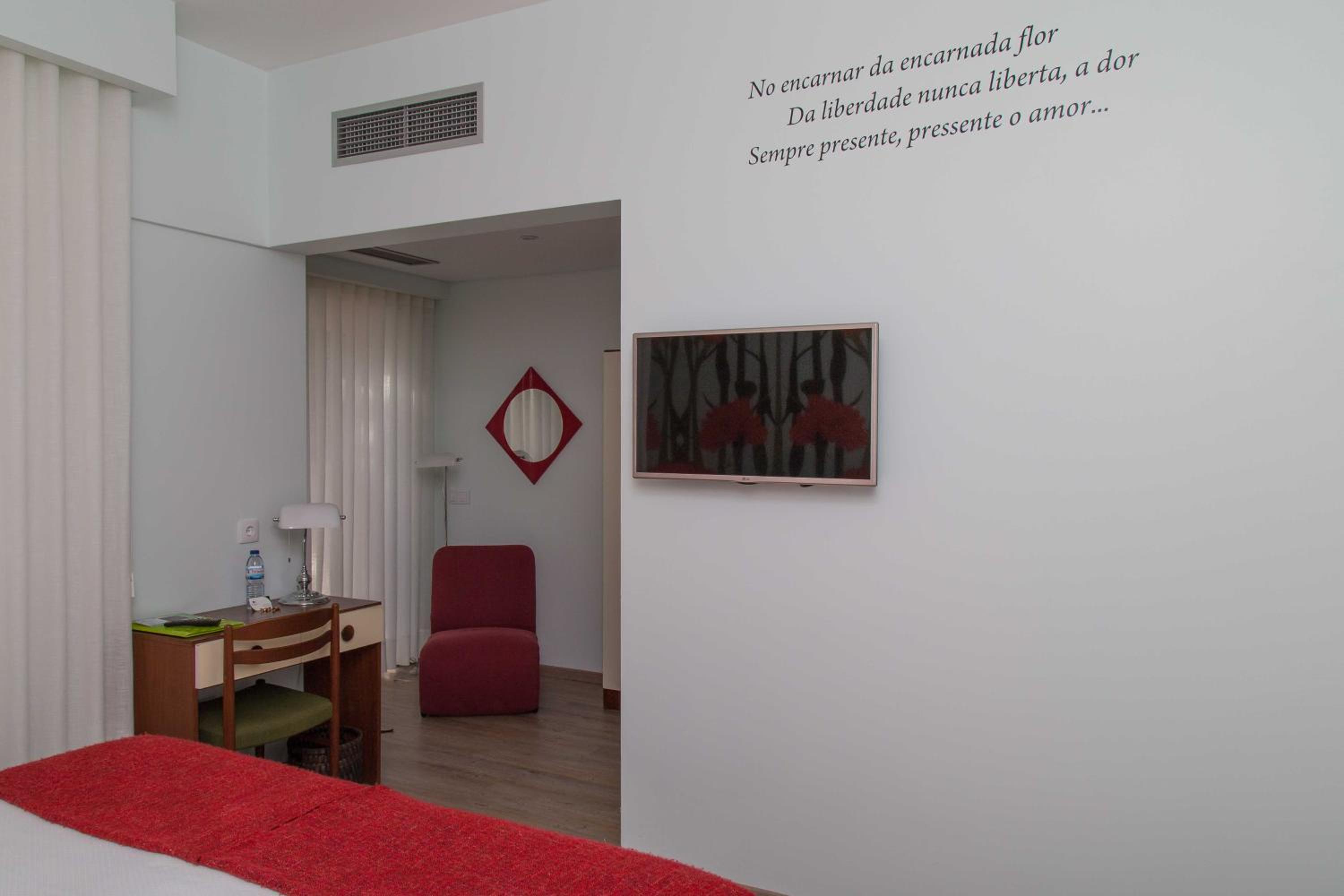Deluxe Double or Twin Room with Pool Access photo 1