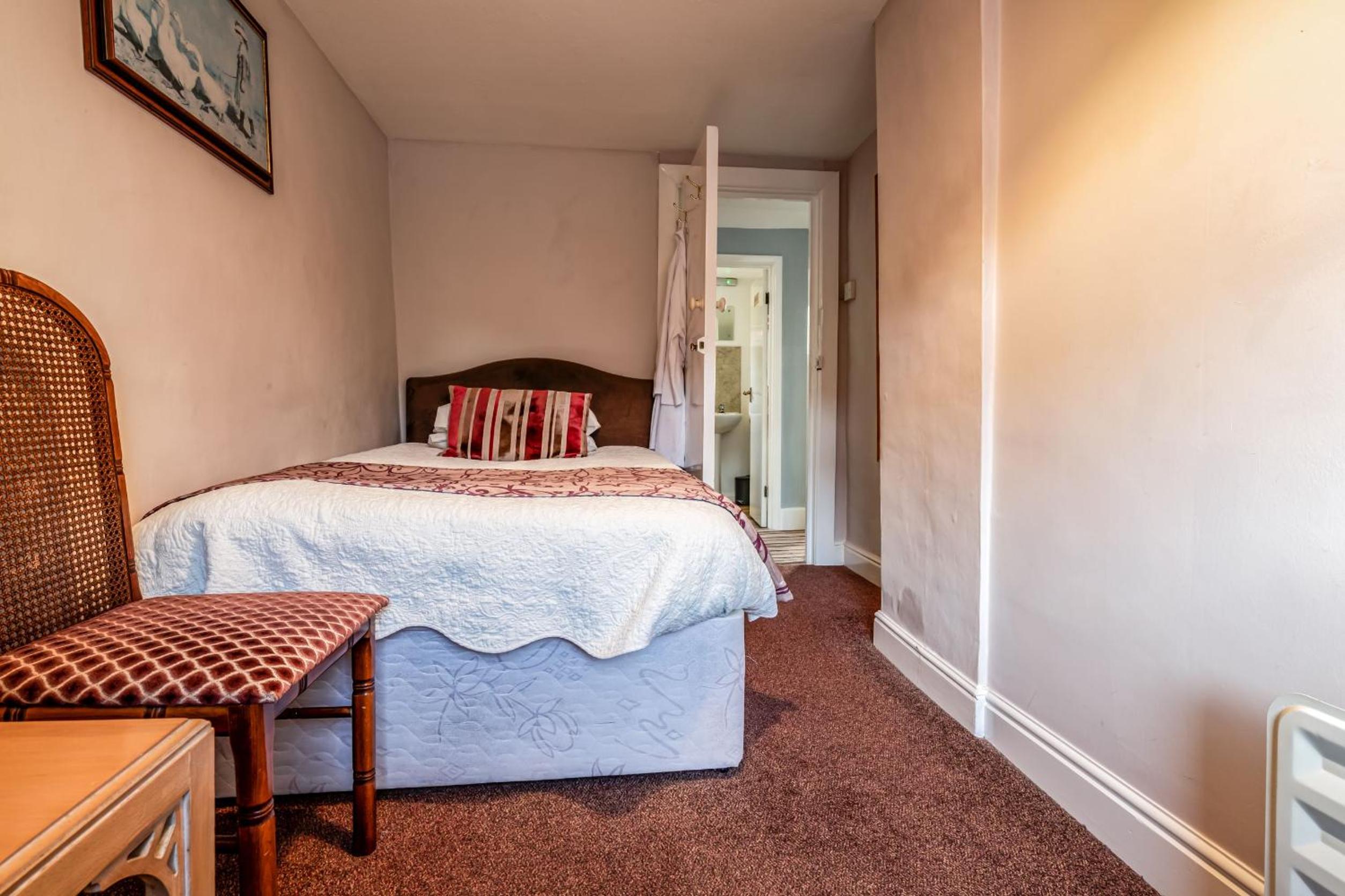Single Room with Private Bathroom photo 3