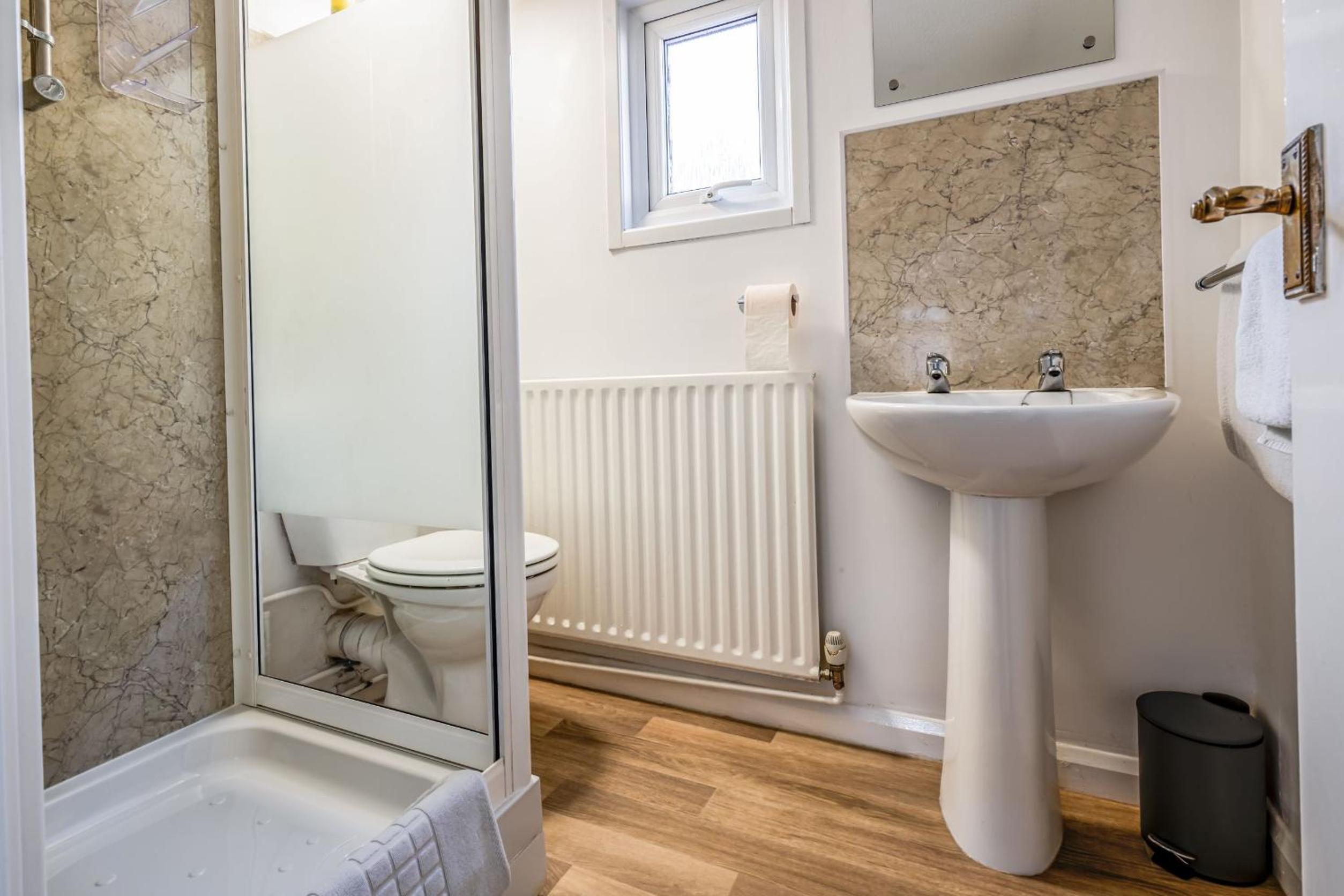 Single Room with Private Bathroom photo 2