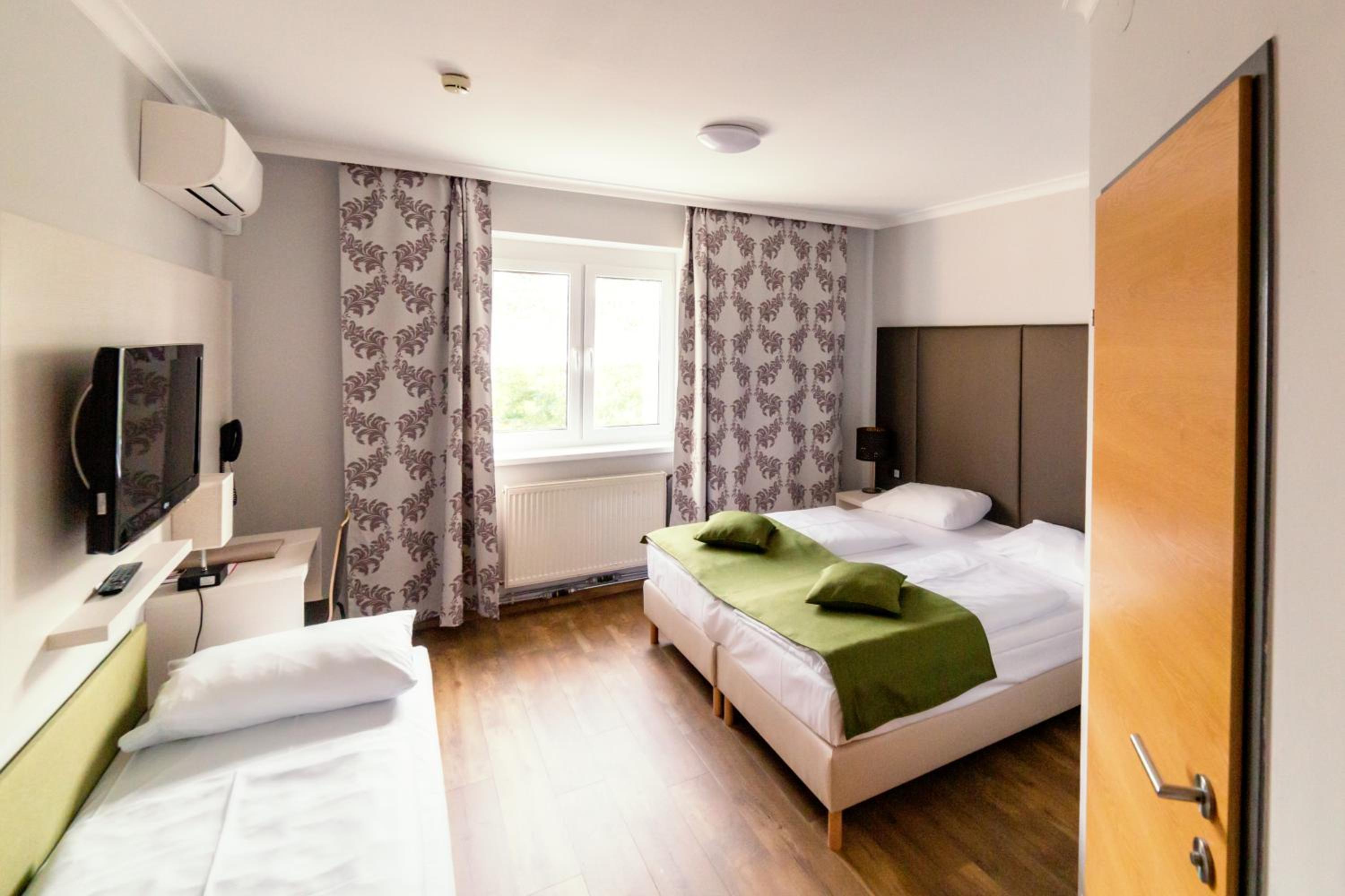 Room with free parking and airport transfer