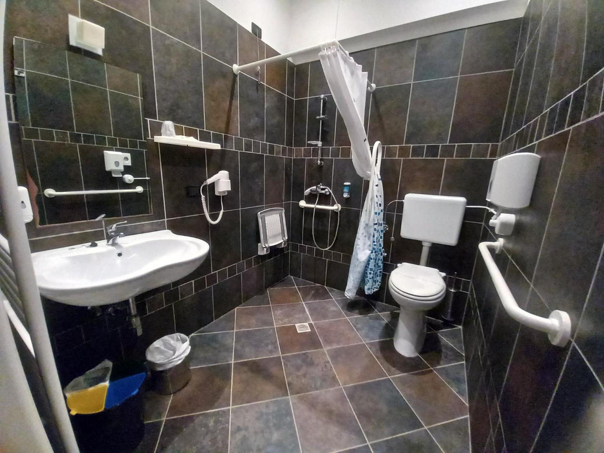 Double or Twin Room - Disability Access - Photo 4