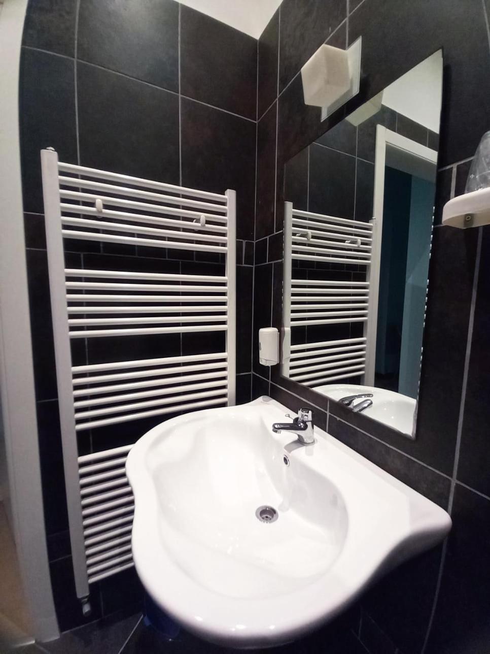 Double or Twin Room - Disability Access - Photo 5
