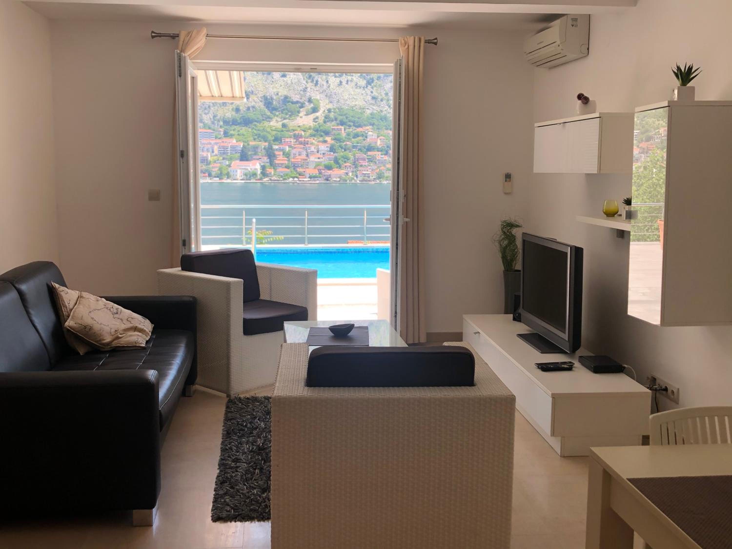 One-Bedroom Apartment with Sea View photo 2