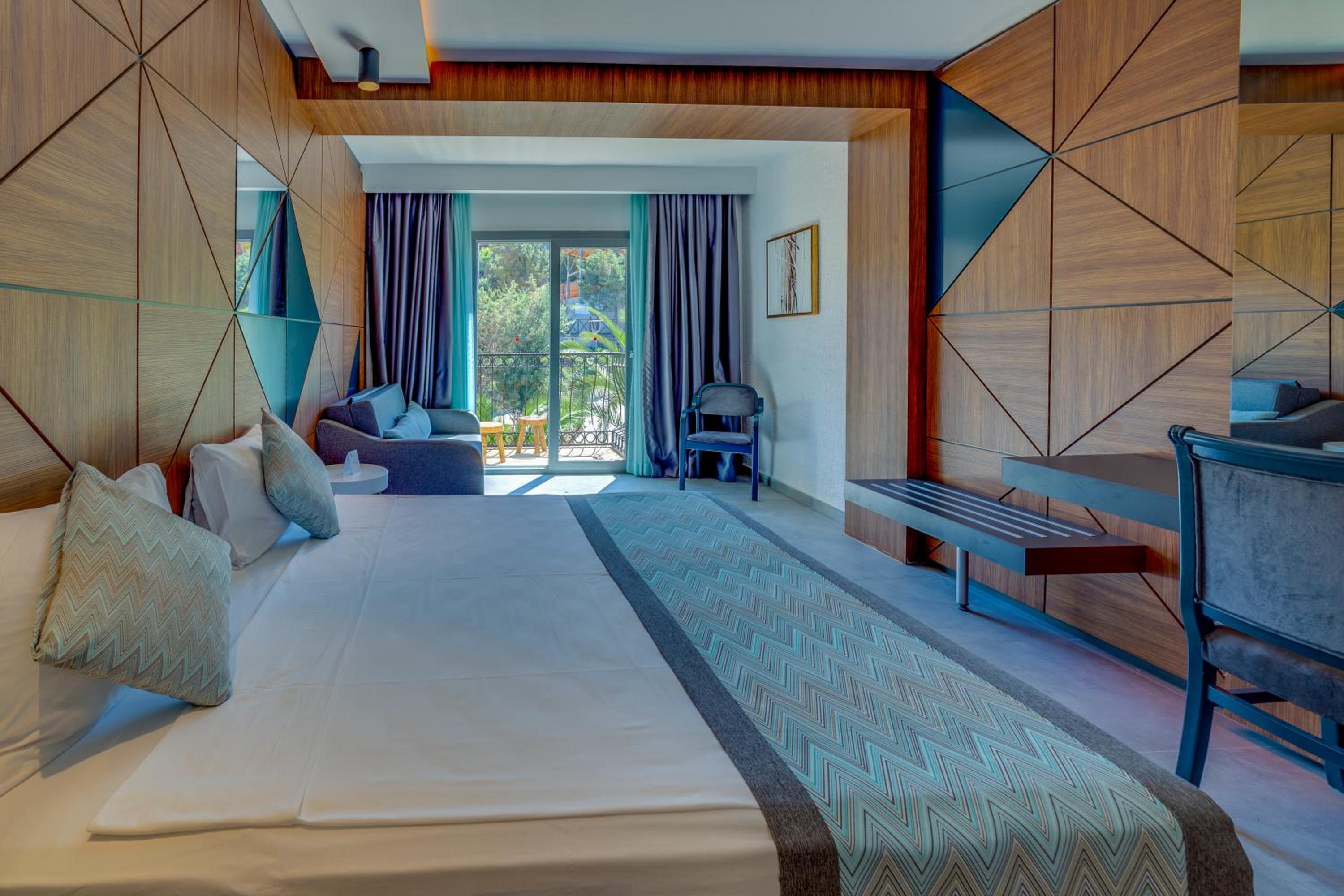 Double or Twin Room with Side Sea View