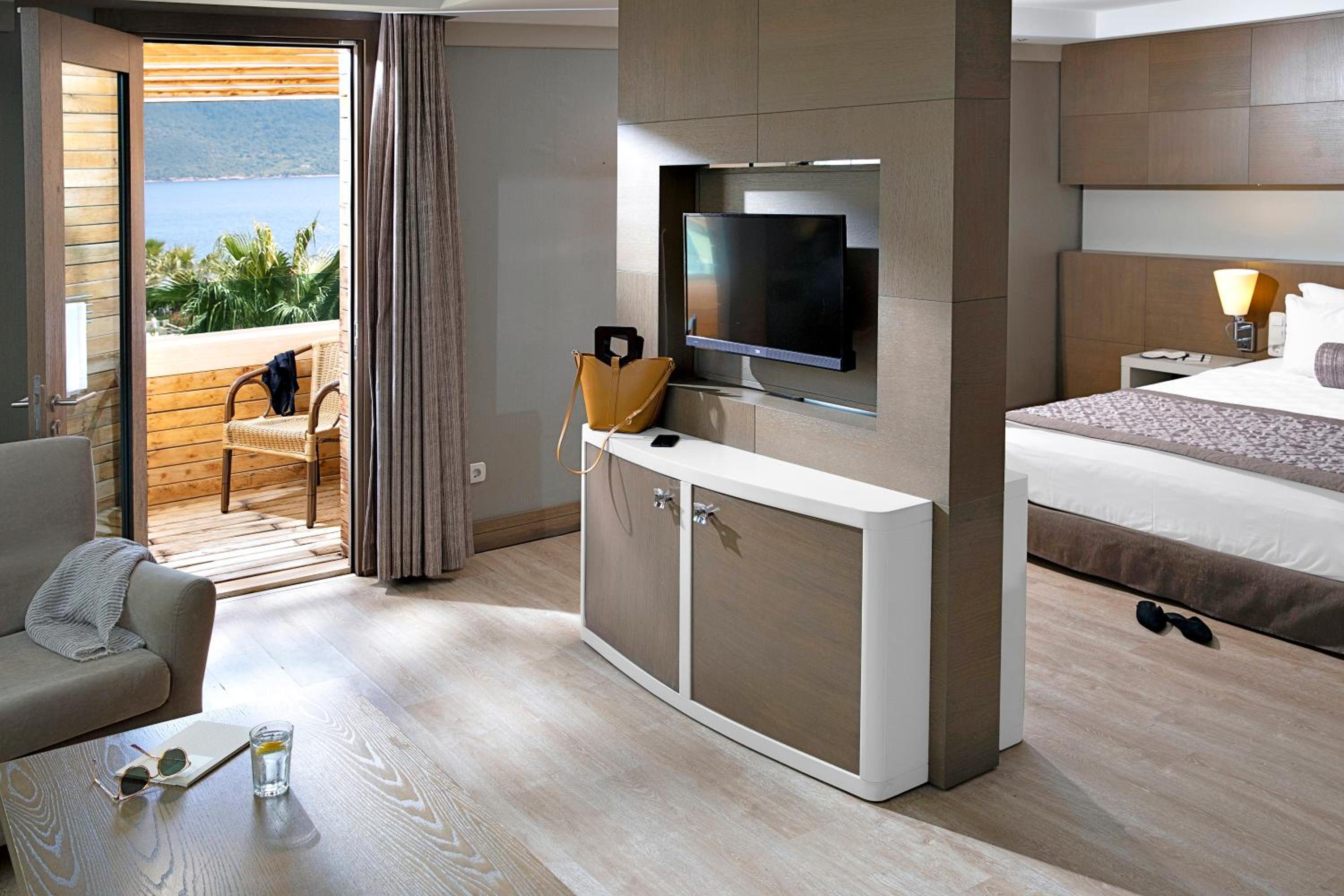 Junior Suite with Sea View and Hot Tub