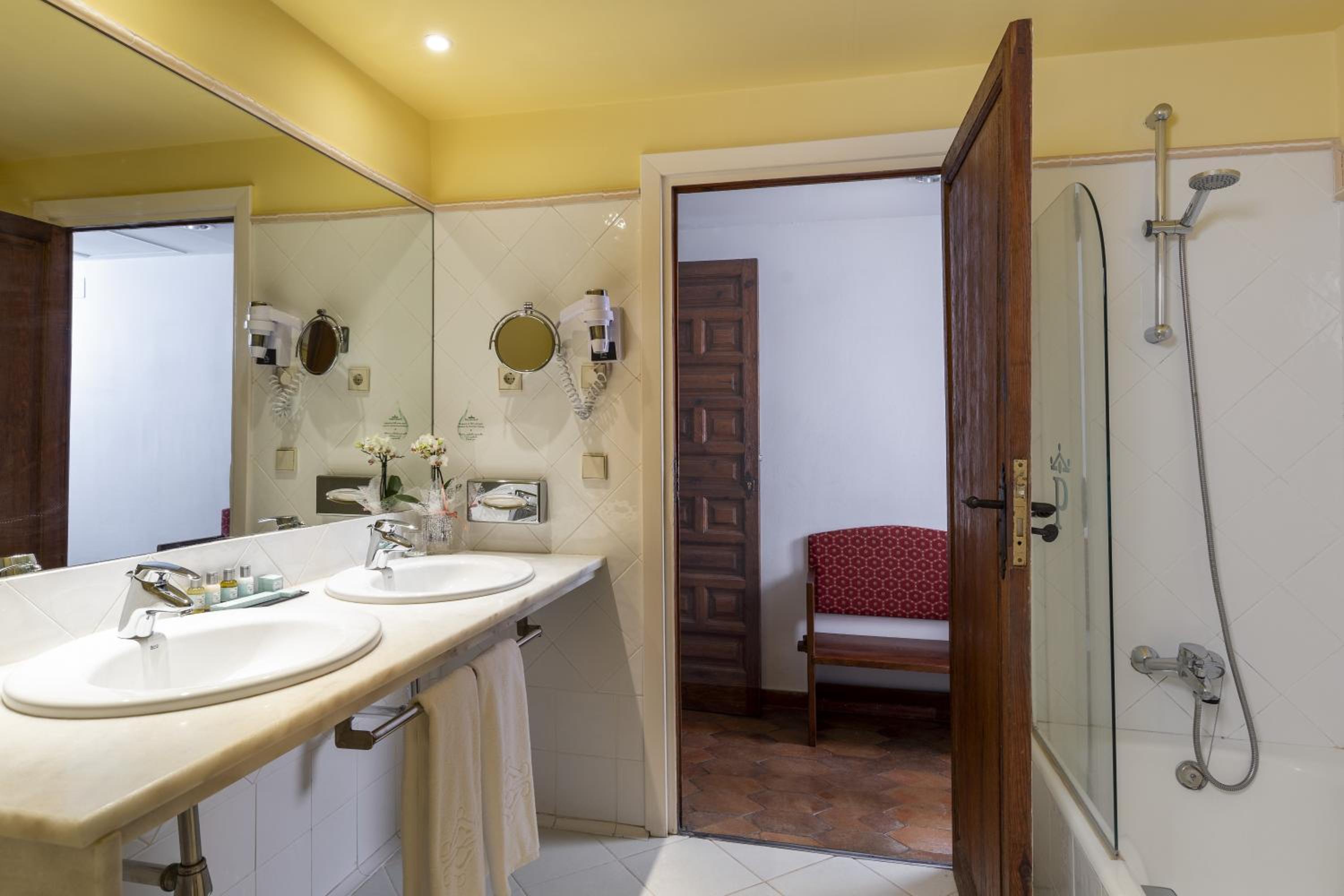 Standard Double Room - Photo 8