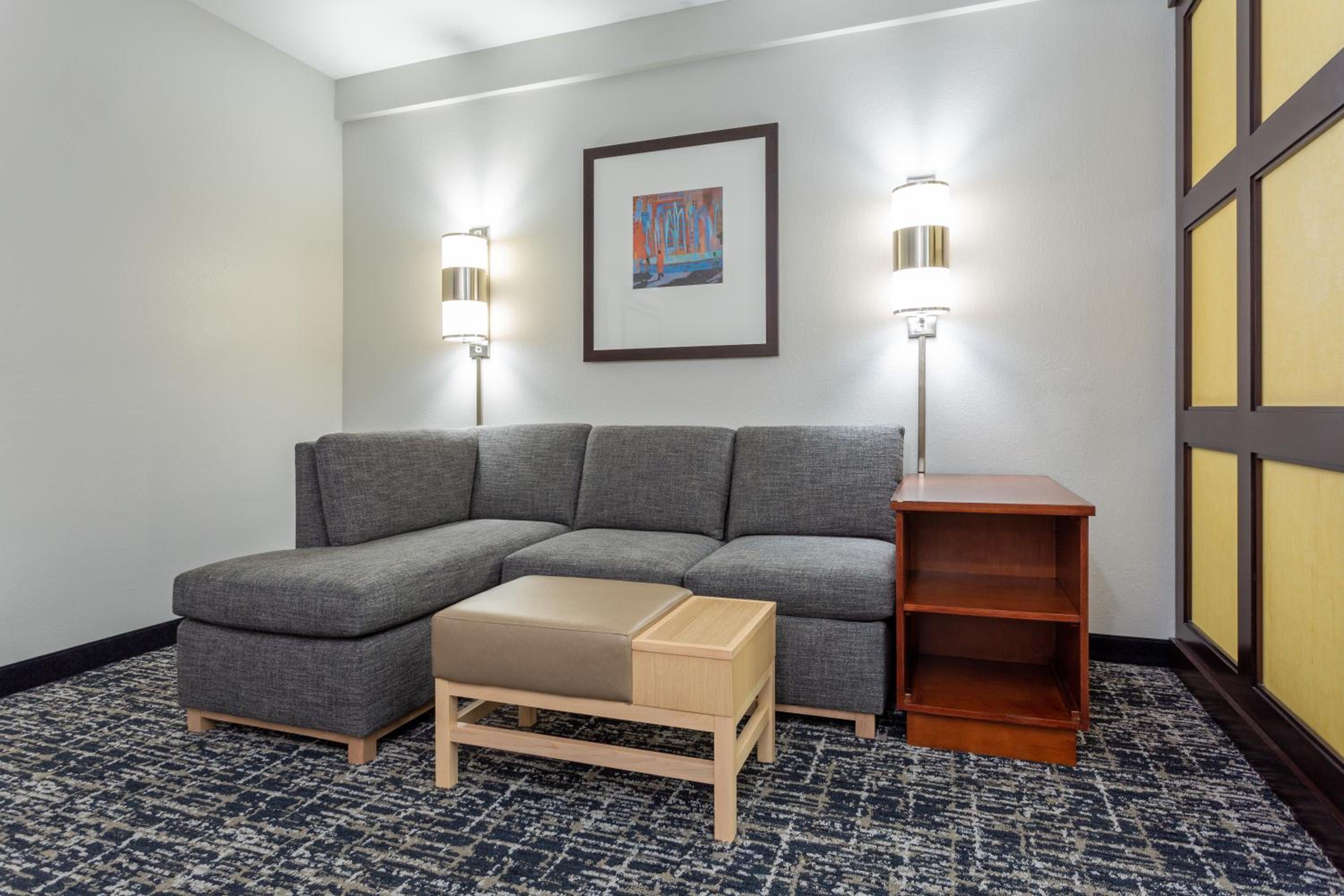 Queen Room with Two Queen Beds and Sofa Bed - High Floor - Photo 2