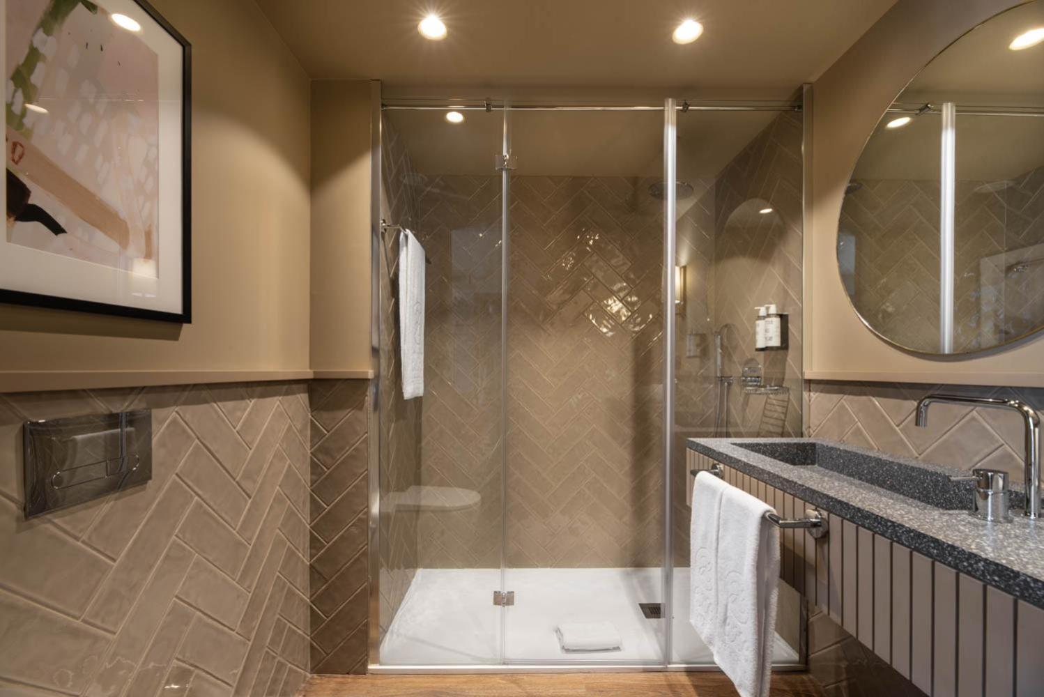 Double or Twin Room with Balcony - Photo 4