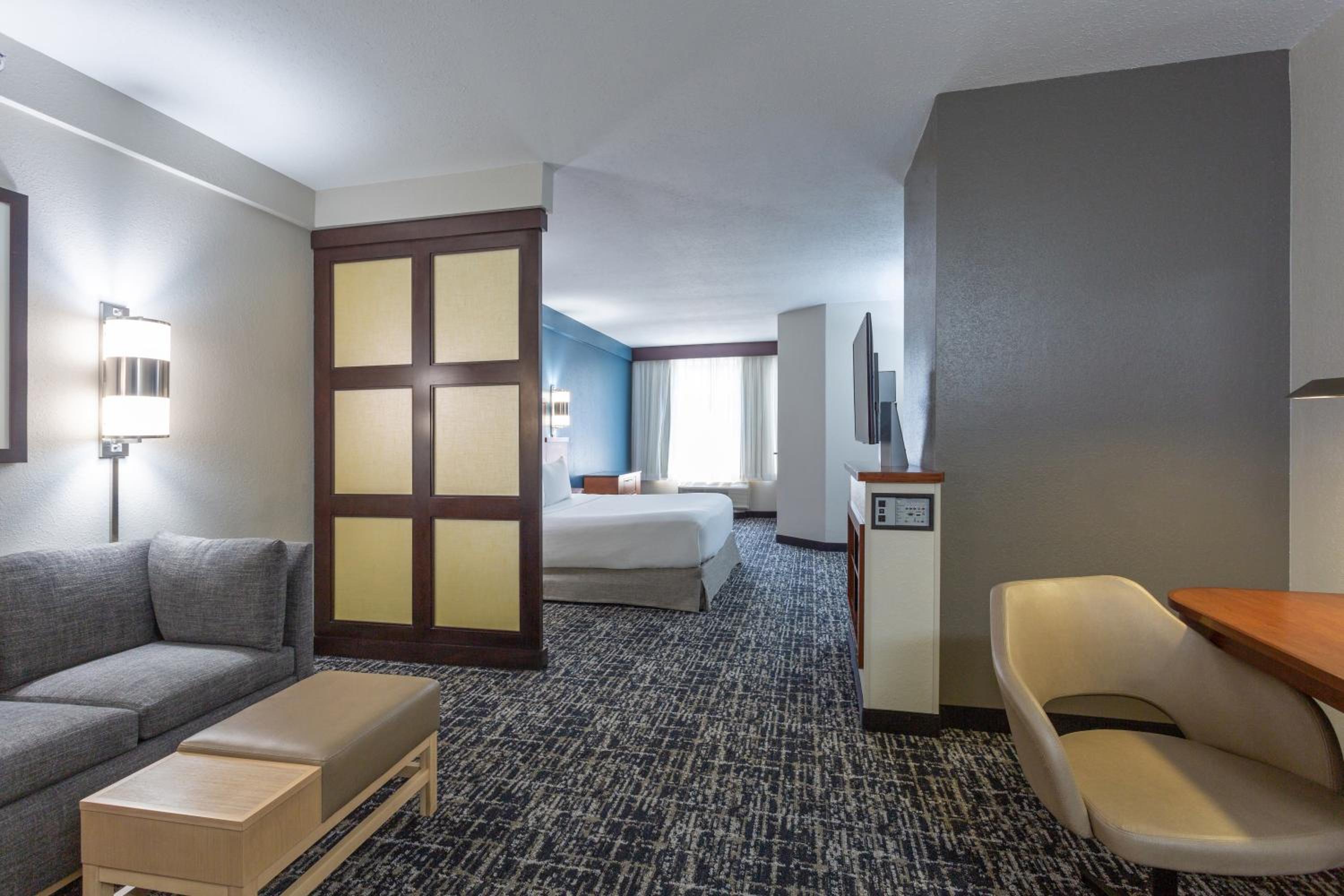 King Room with Sofa Bed and Accessible Tub - Disability Access - Photo 3