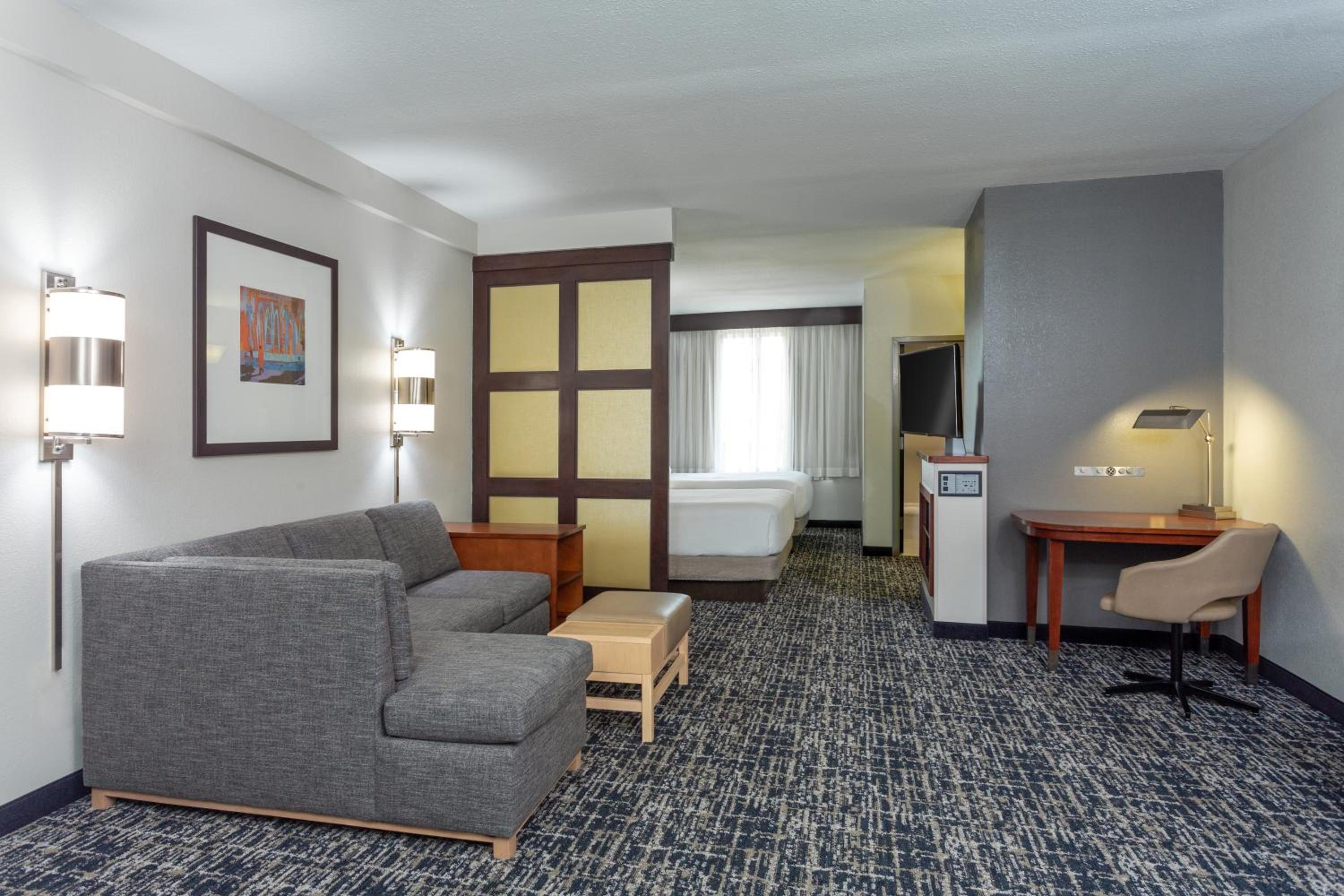 Queen Room with Two Queen Beds and Sofa Bed - High Floor - Photo 6