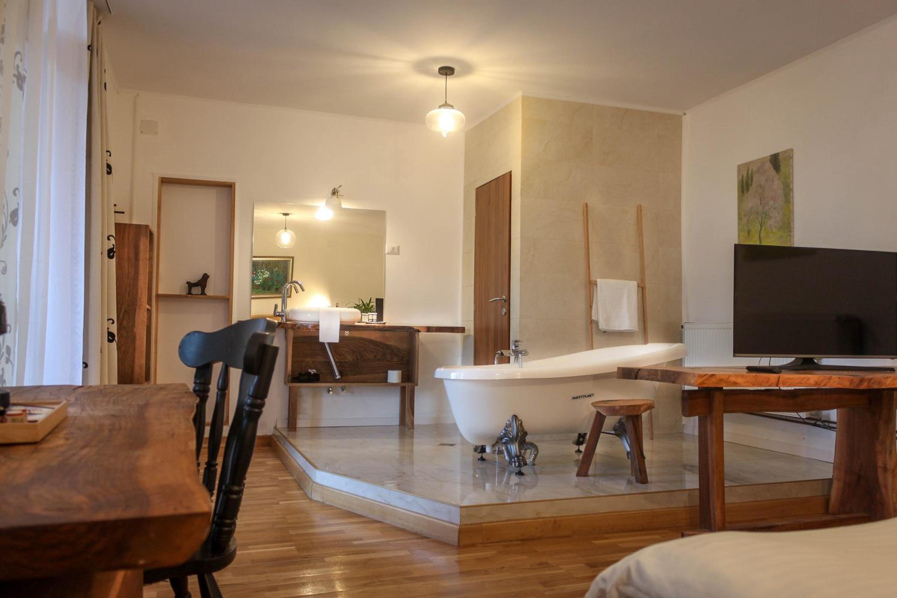 Deluxe King Room - Photo 7