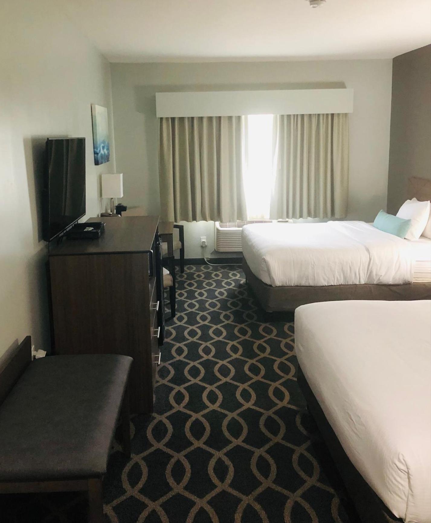 Queen Room with Two Queen Beds - Non-Smoking - Photo 2