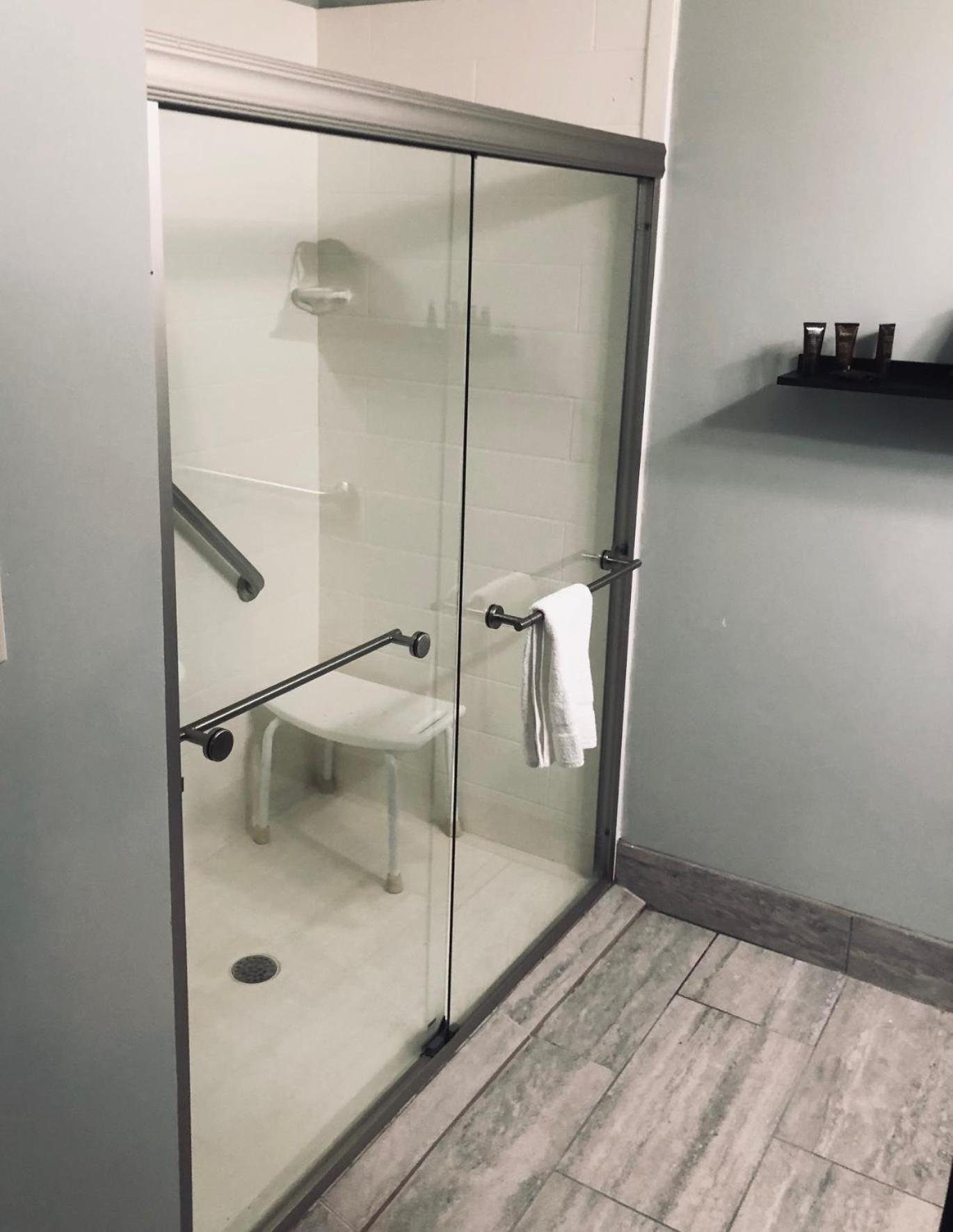 Queen Room with Two Queen Beds with Hearing Accessible Roll-In Shower - Non-Smoking - Photo 6