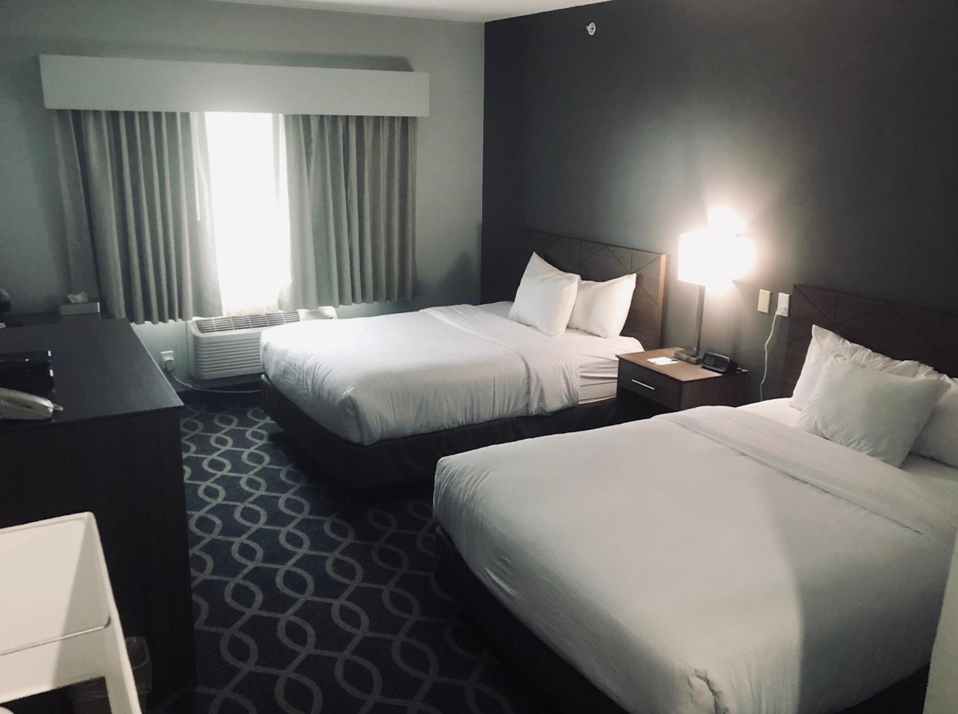 Queen Room with Two Queen Beds - Non-Smoking - Photo 6