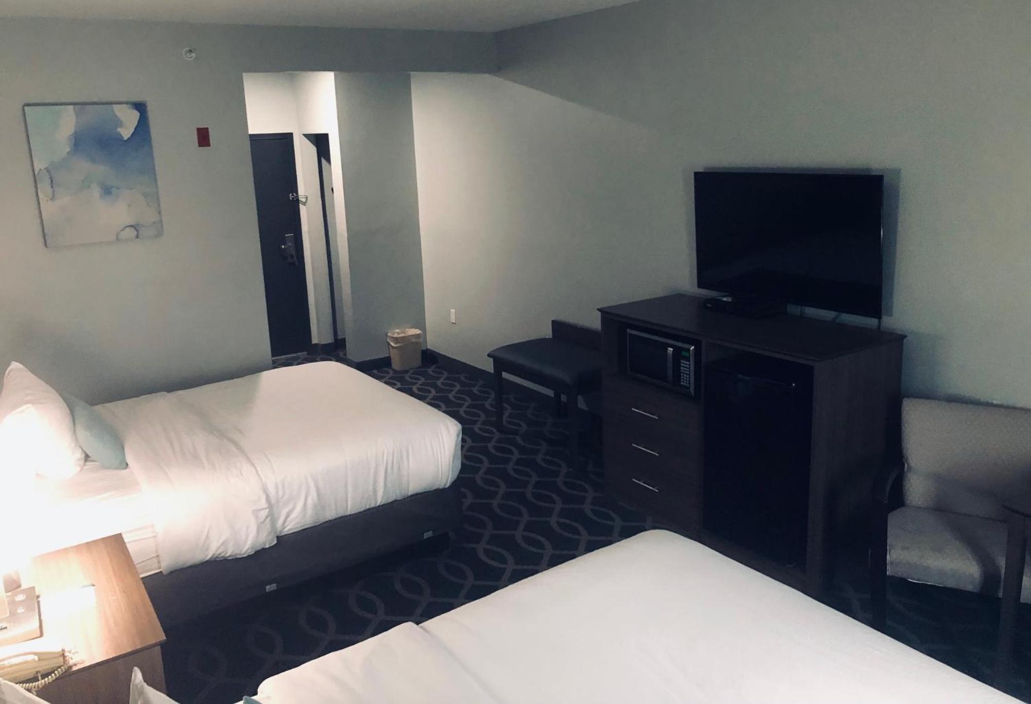Queen Room with Two Queen Beds - Non-Smoking - Photo 10