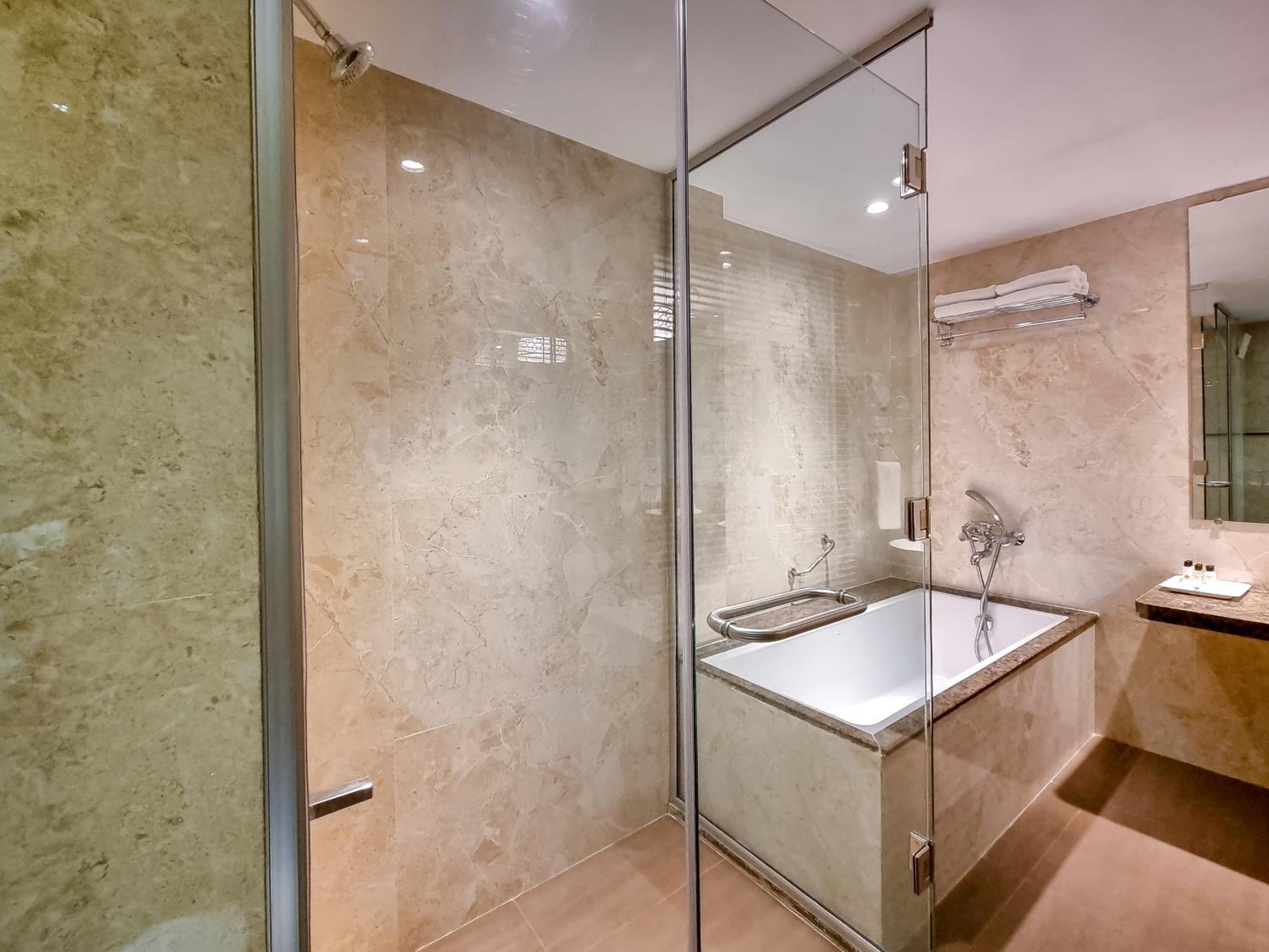 Suite - Photo 8