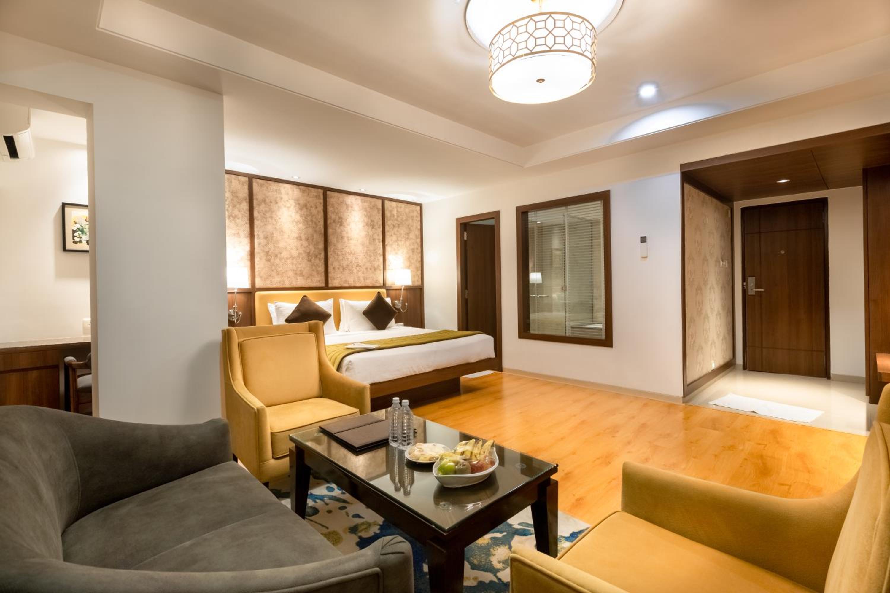 Suite - Photo 1