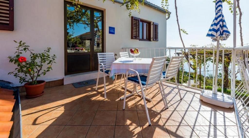 Two-Bedroom Apartment with Terrace and Sea View photo 2