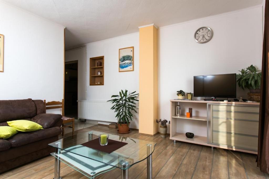 Two-Bedroom Apartment with Balcony and Sea View photo 2